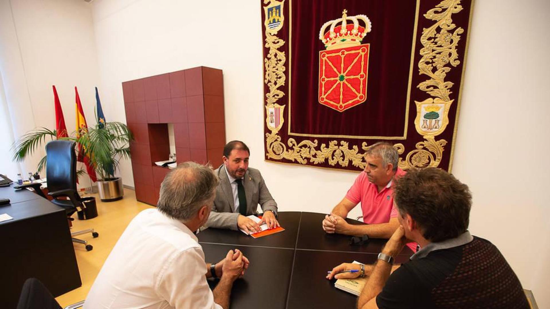 El presidente del Parlamento y UAGN abogan por medidas a favor del equilibrio territorial