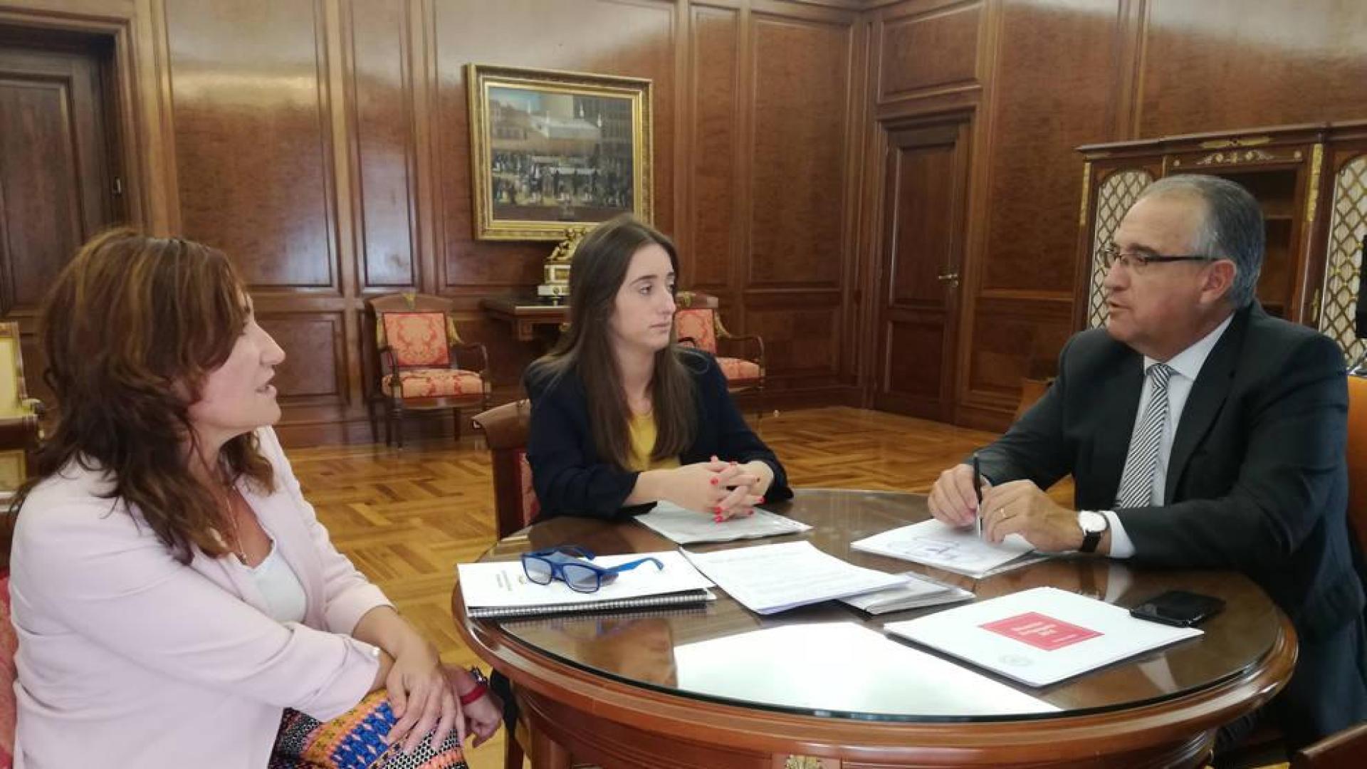 Las alcaldesas de Burlada y Valle de Egüés, con Enrique Maya.