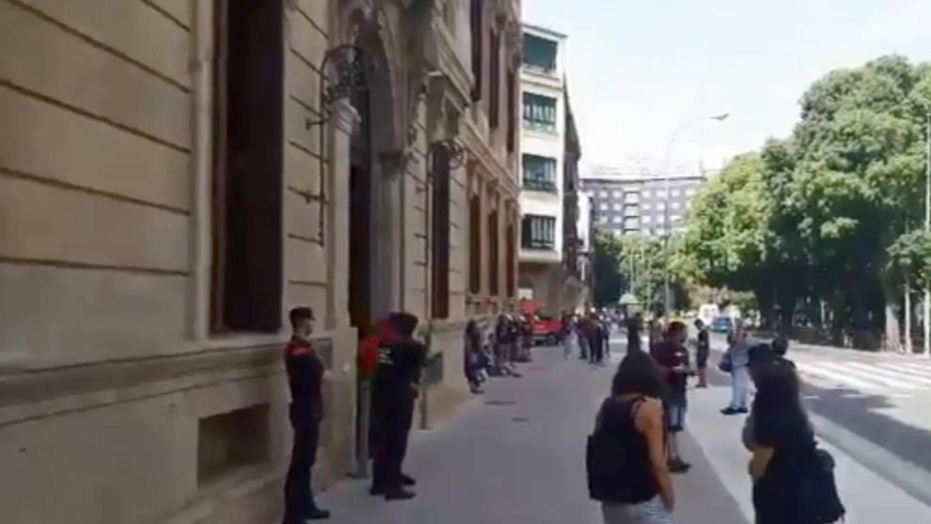 Imagen de la protesta de LAB en la fachada del Parlamento de Navarra.