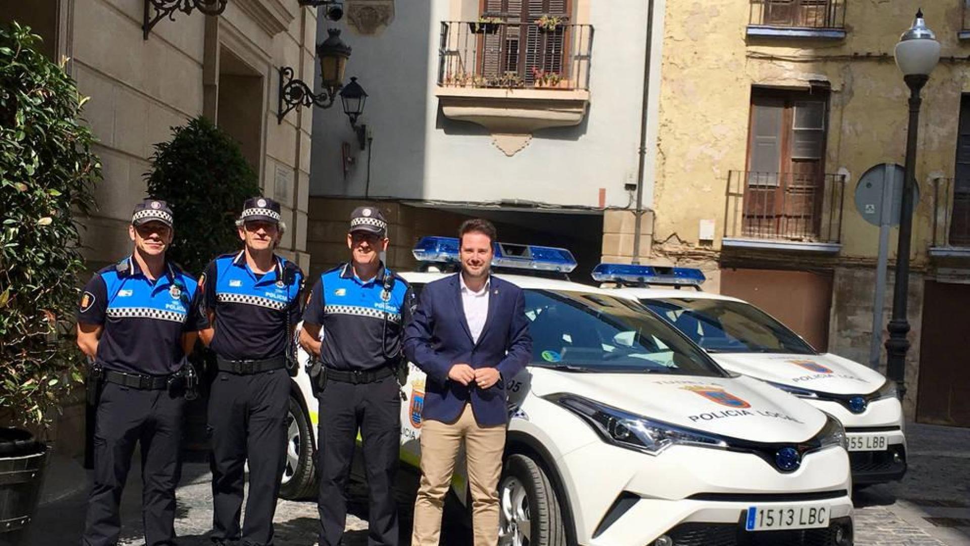 De izquierda a derecha, los subinspectores Ricardo Casamián y José Antonio Agramonte; el jefe de la Policía Municipal, Juan Cruz Ruiz, y el alcalde, Alejandro Toquero, junto a los dos nuevos vehículos híbridos.