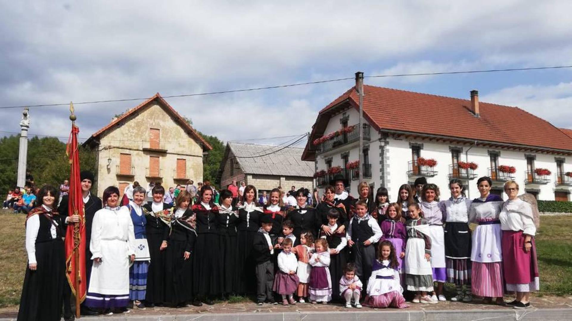 Nutrido grupo de vecinos de Abaurrea Alta en la edición número 42 del Aezkoako Eguna que recaló en su localidad.