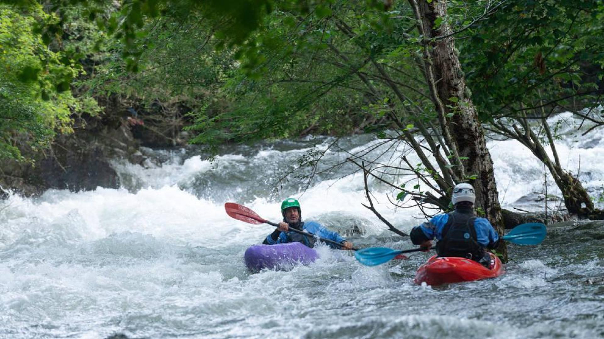 Kayaks en el Arga ante la suelta de 130.000 m3 de agua de Eugi en tres horas