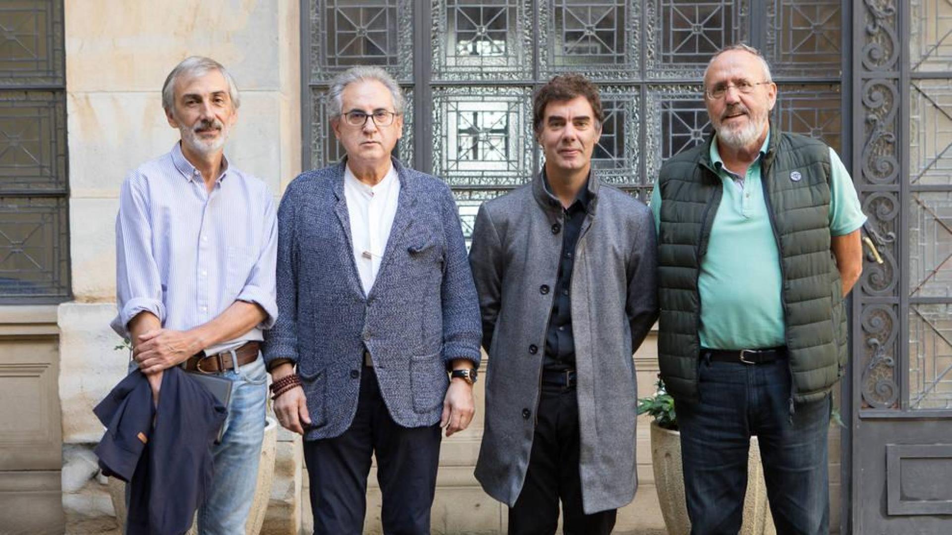 El consejero Santos con una representación de la asociación.