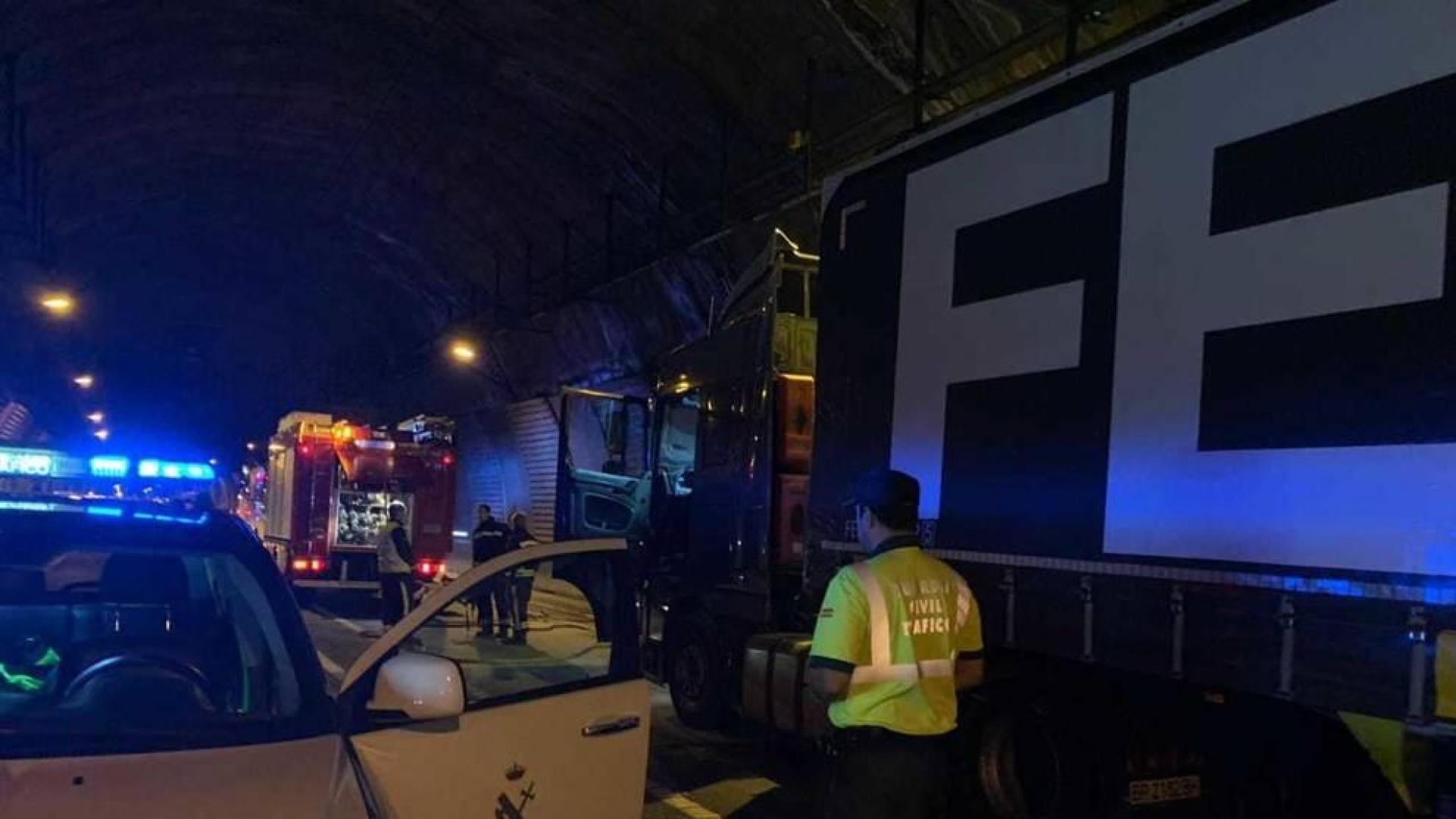Cortado el túnel de Belate al arder un camión en su interior
