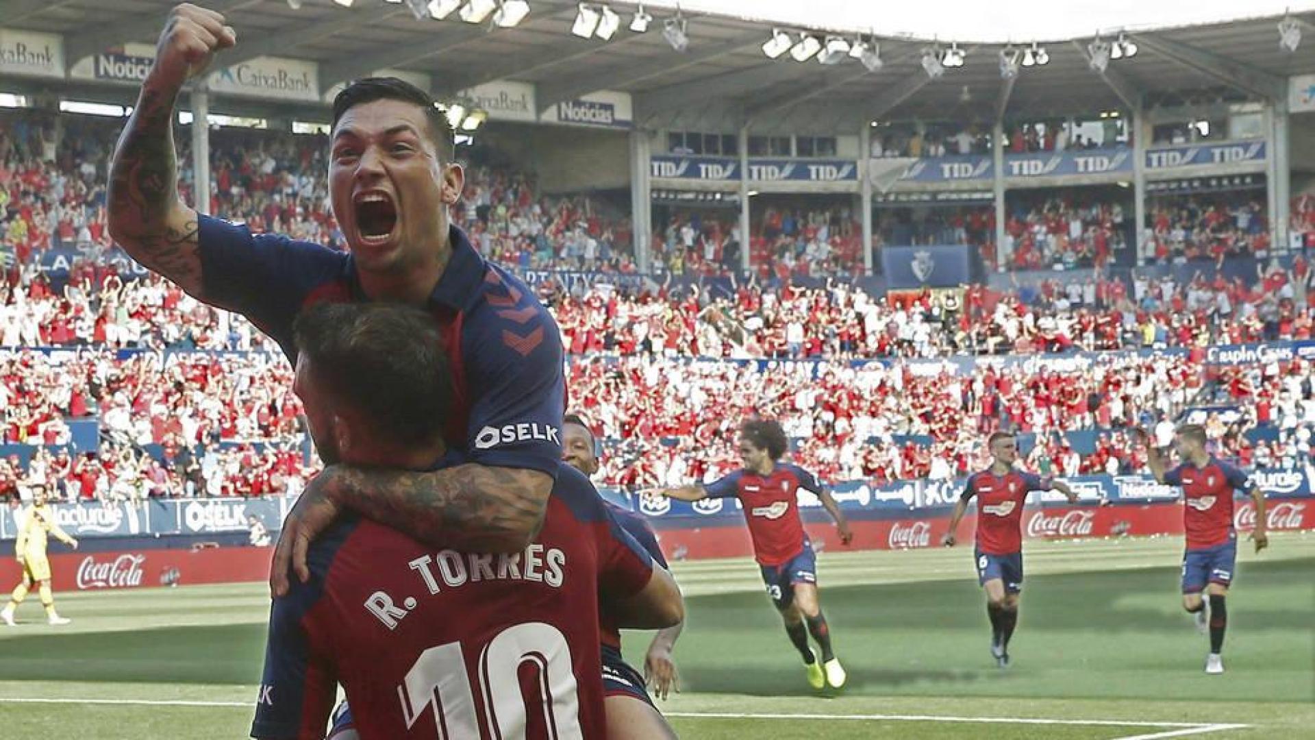 El 'Chimy' Ávila y Roberto Torres celebran un gol ante el Barcelona.