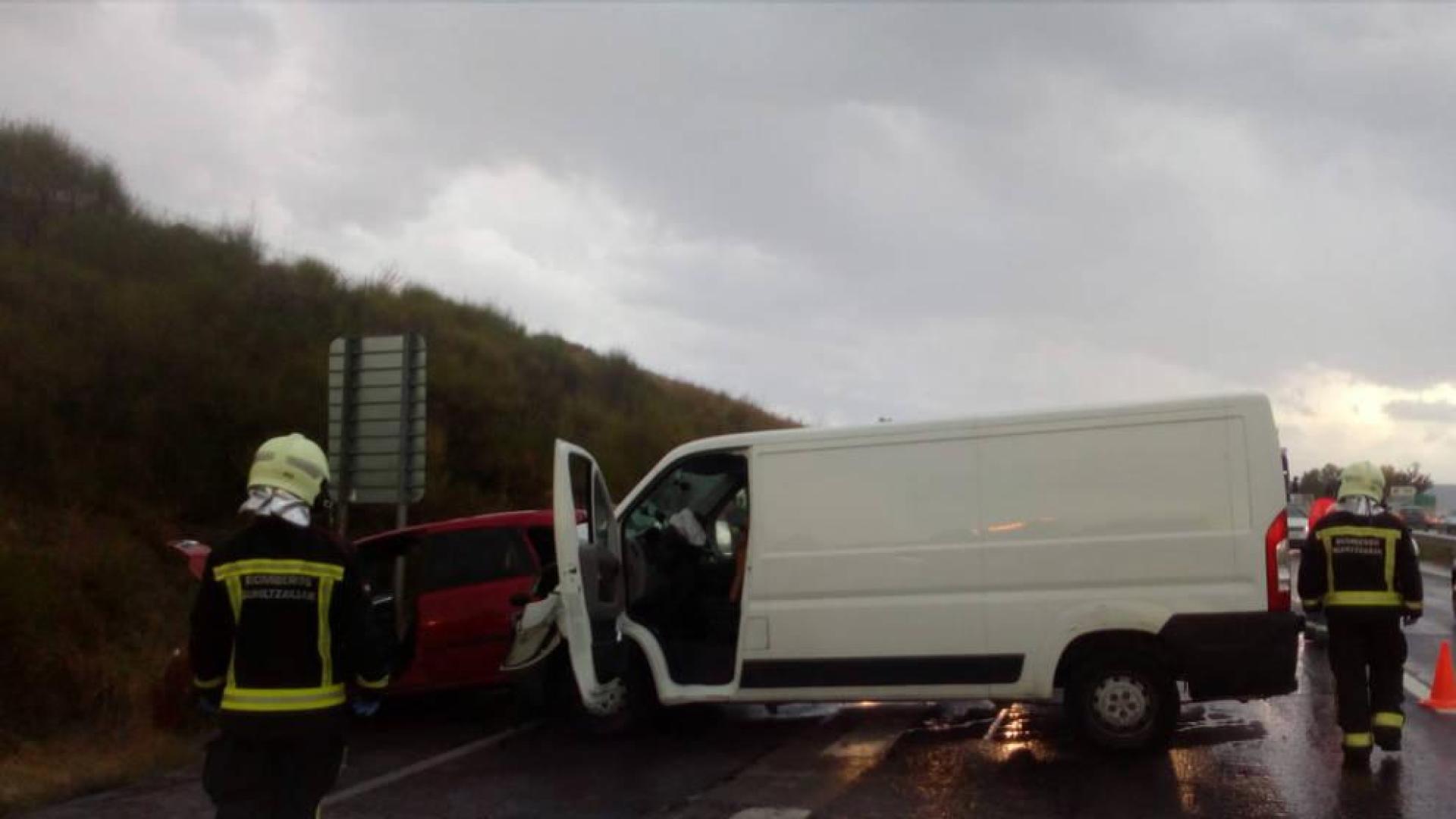 Tres heridos en un accidente de tráfico en la AP15, a la altura de Esquíroz