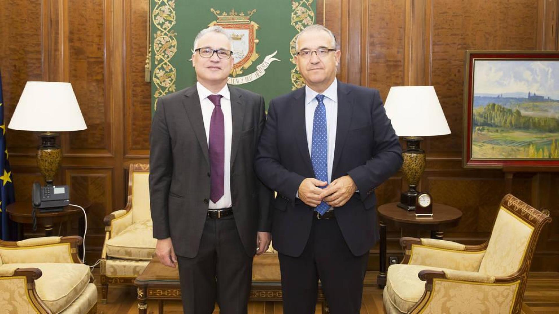 El alcalde de Pamplona recibe al Defensor del Pueblo de Navarra