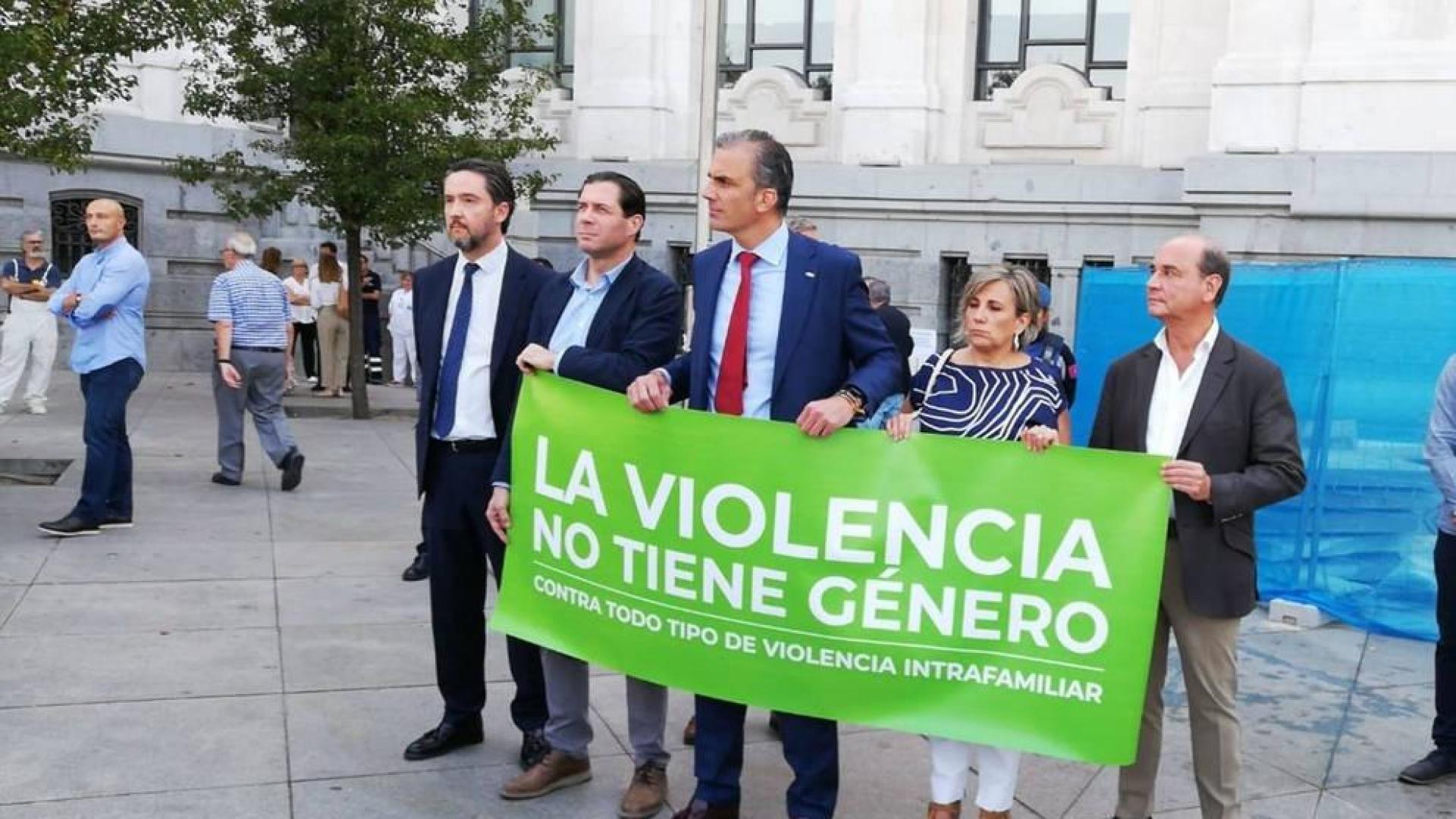 Los representantes de Vox en el Ayuntamiento de Madrid, con la pancarta.