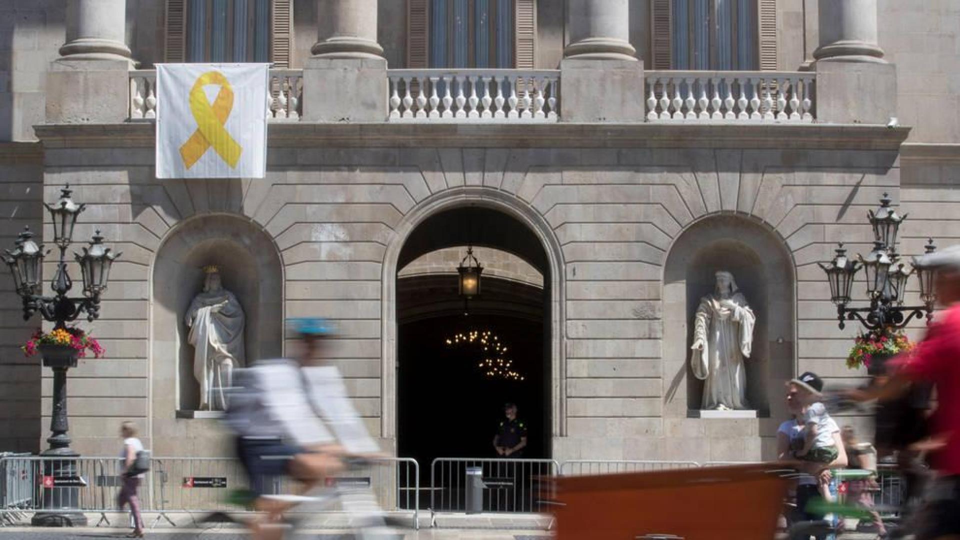 El lazo amarillo que reivindica la libertad de los políticos independentistas presos vuelve a colgar de la fachada del Ayuntamiento de Barcelona.