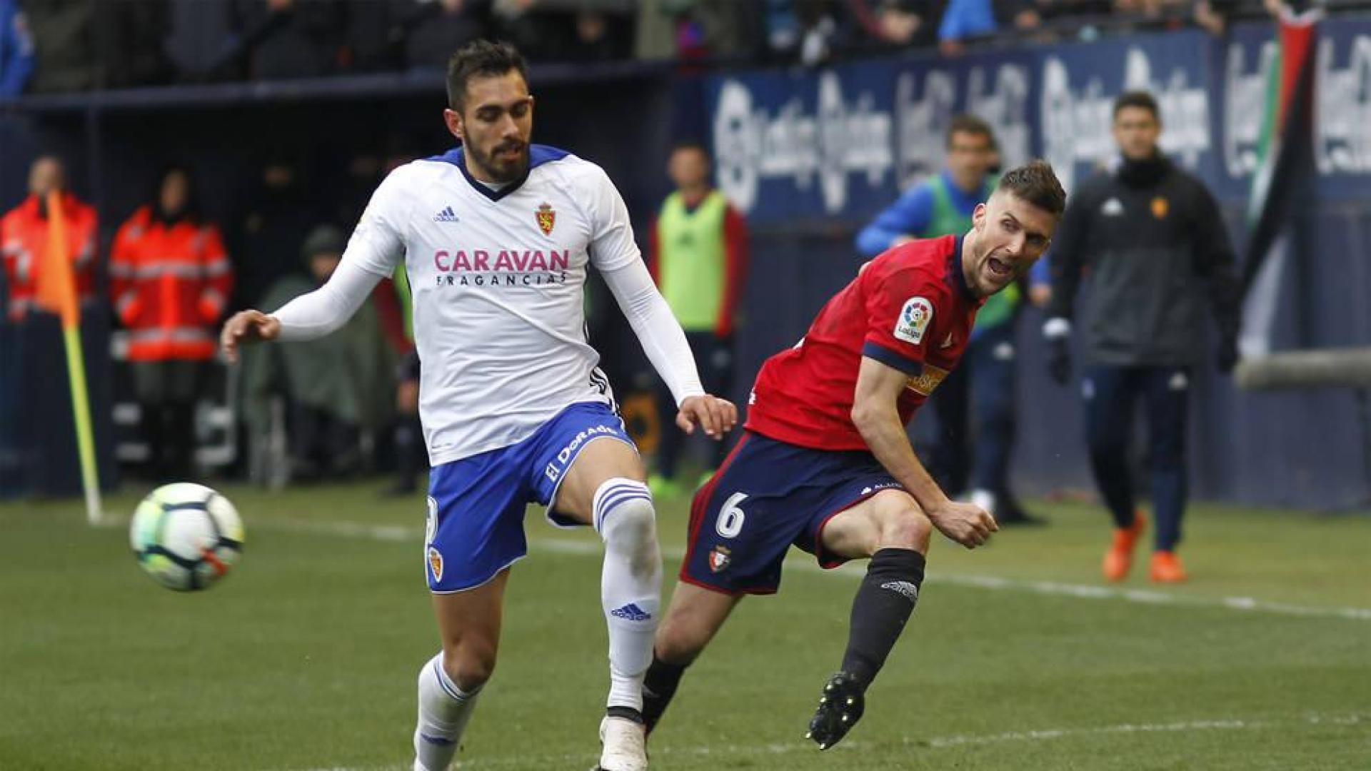 Borja Iglesias, con Oier, en El Sadar en 2018.