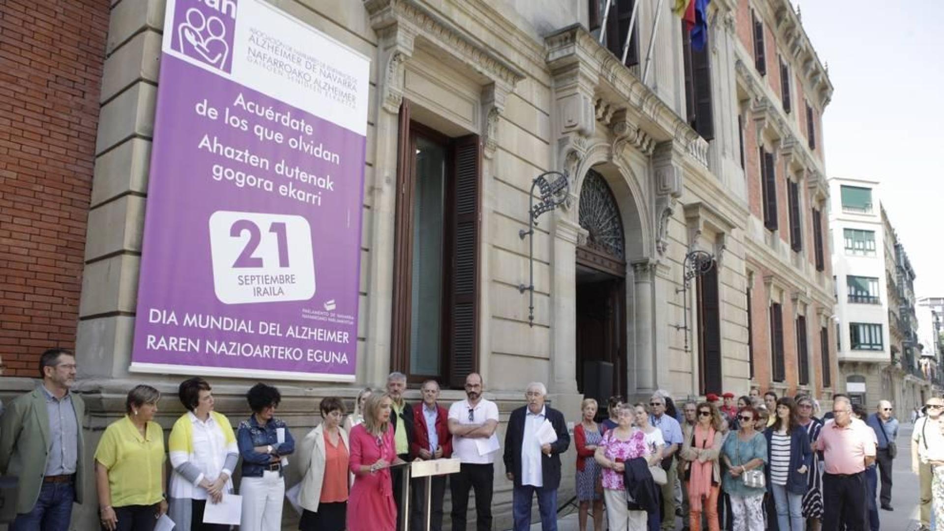 El Parlamento de Navarra ha evidenciado su adhesión al Día Mundial del Alzheimer con la participación de representantes de todos los grupos en un acto conmemorativo organizado por el Legislativo Foral junto a la Asociación de Familiares de Alzheimer de Navarra (AFAN).