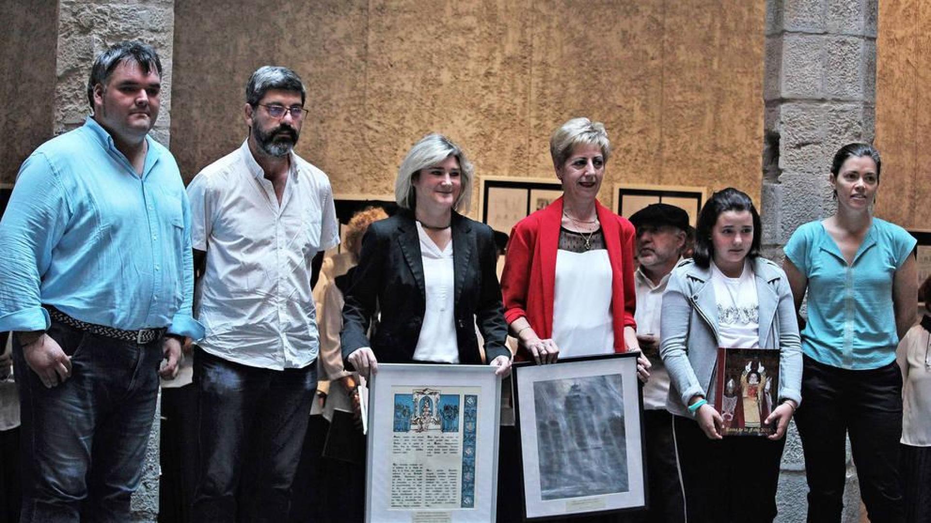 Patxi Pérez, de Muthiko Alaiak; Fernando Hualde, historiador; María García-Barberena, edil de Cultura del Ayuntamiento de Pamplona; la alcaldesa de Viana, Yolanda González; Juncal Quintna, reina de la Faba de este año, e Itsaso Ciganda, de Muthiko Alaiak