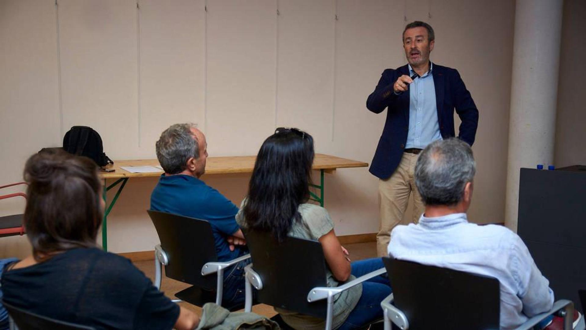 Luis Turiel se dirige a los vecinos de Carcastillo que acudieron el viernes al primer foro informativo sobre el desarrollo del PUM.