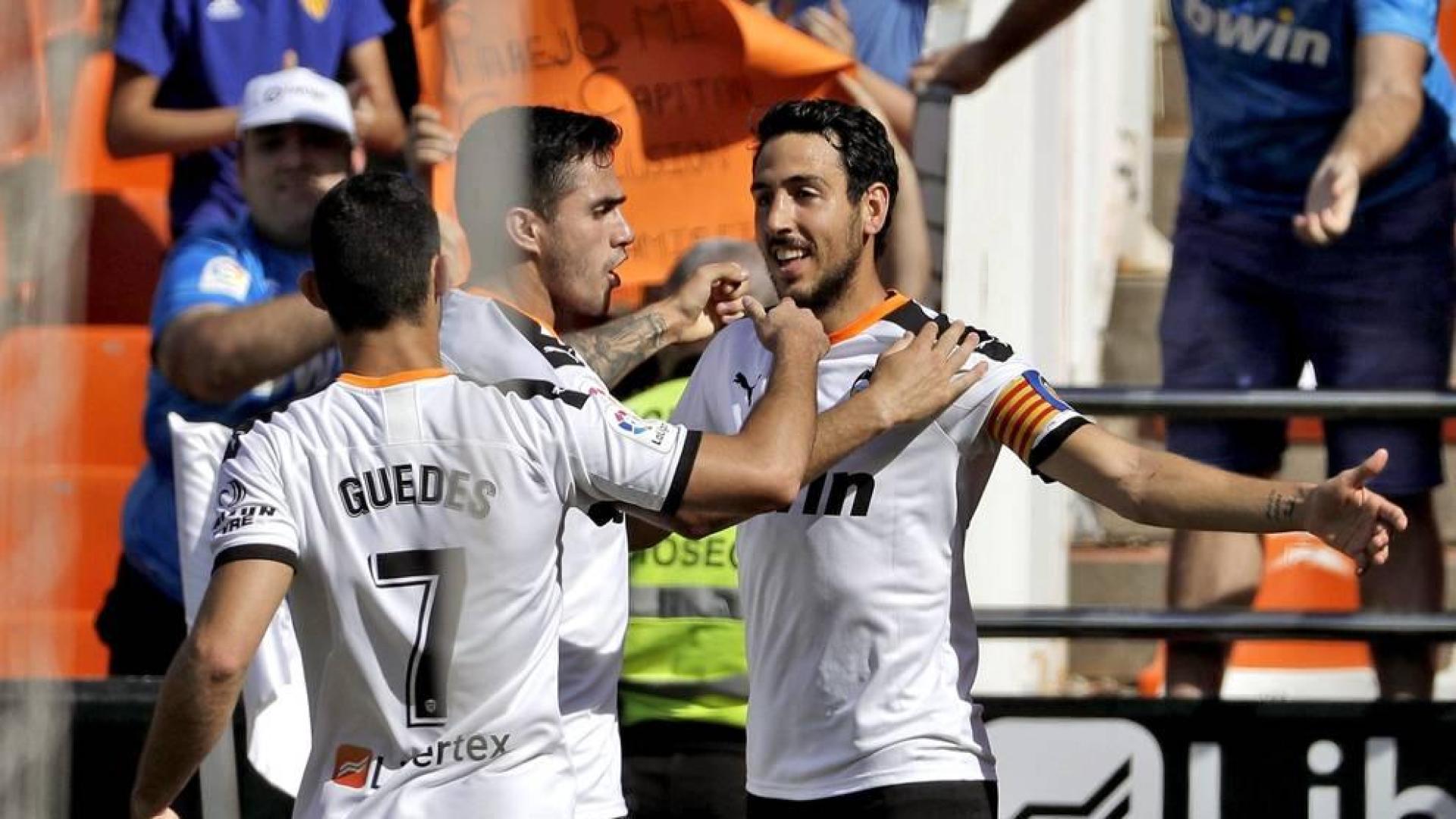 El jugador Daniel Parejo del Valencia, celebra con sus compañeros el gol marcado al Leganés.