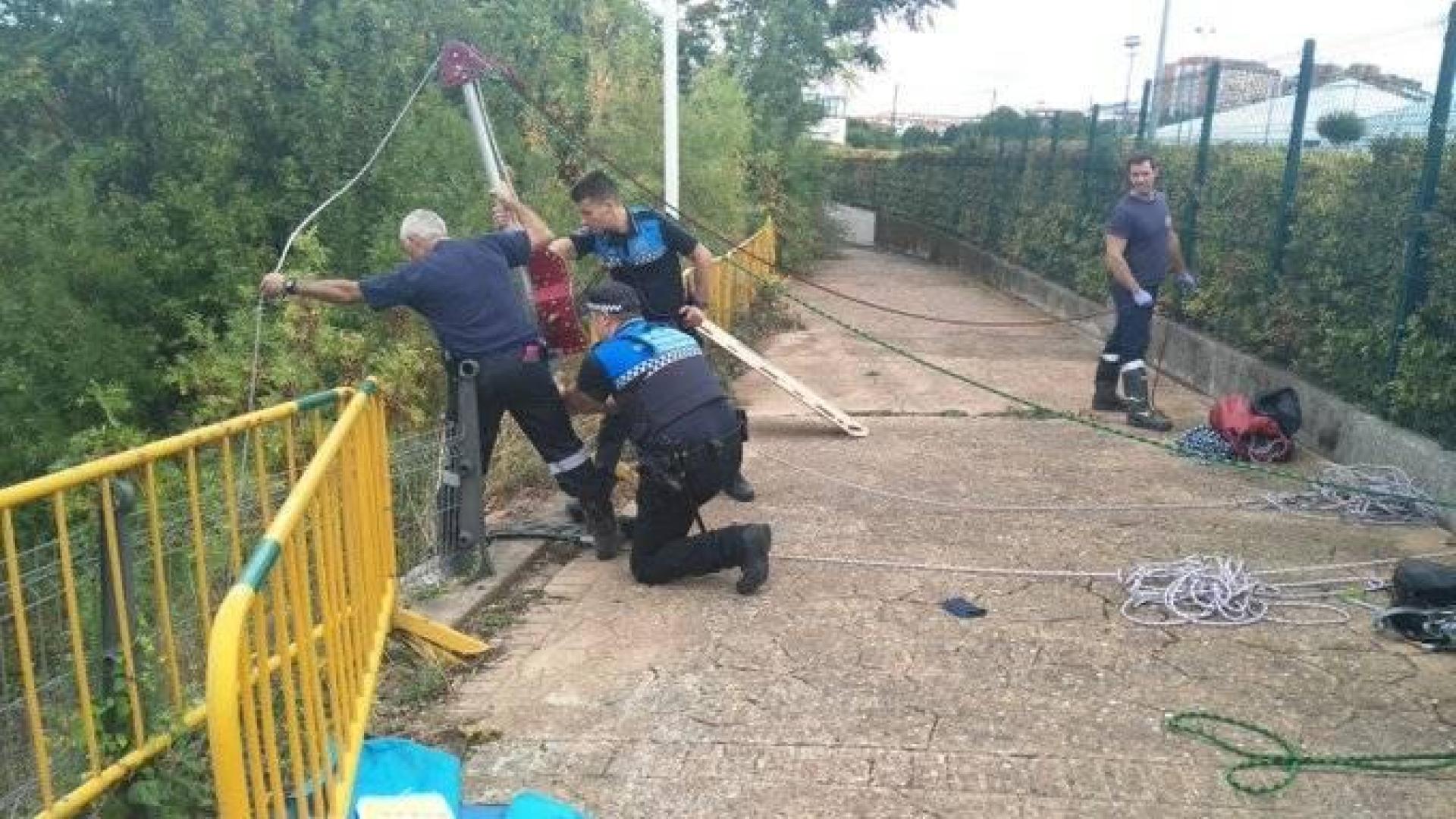 Un momento del rescate de una mujer que ha caído por un talud en Pamplona