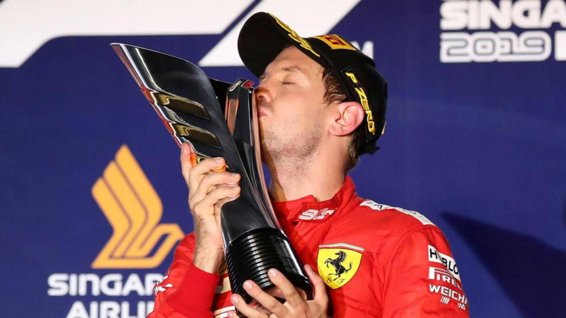 Vettel cierra su sequía en Singapur y Sainz se topa con el infortunio