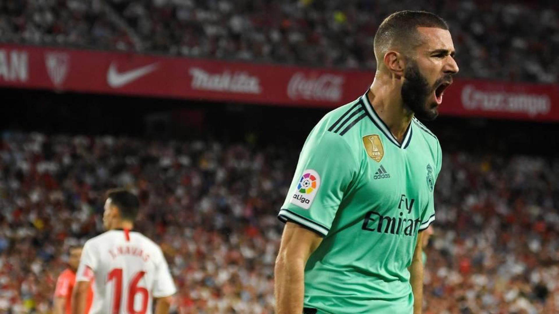 El delantero del Real Madrid, Karim Benzema, celebra su gol frente al Sevilla.