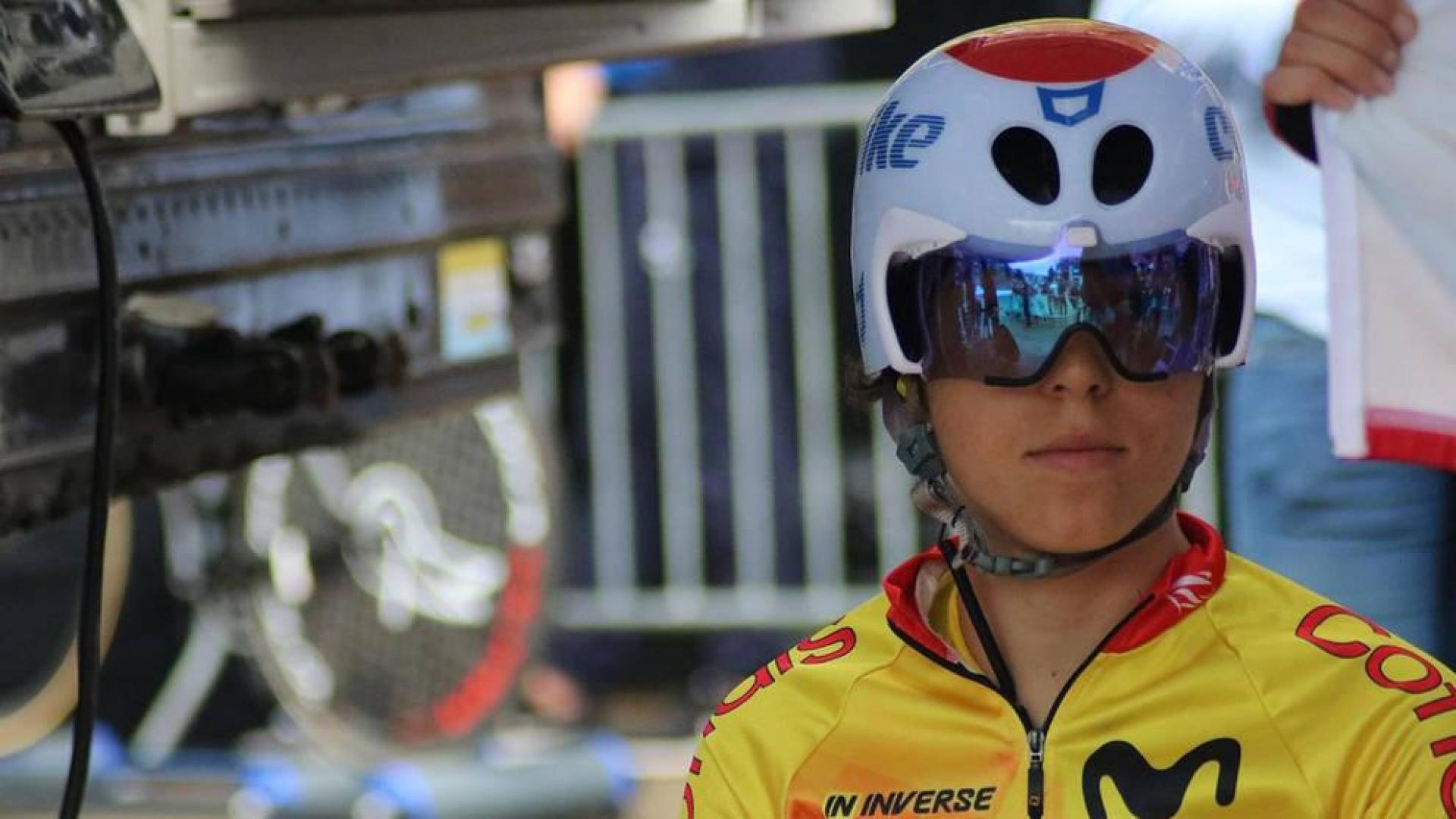 Irati Puigdefábregas, con el maillot y el caso de la selección española de ciclismo juvenil con la que compite hoy en Yorkshire.