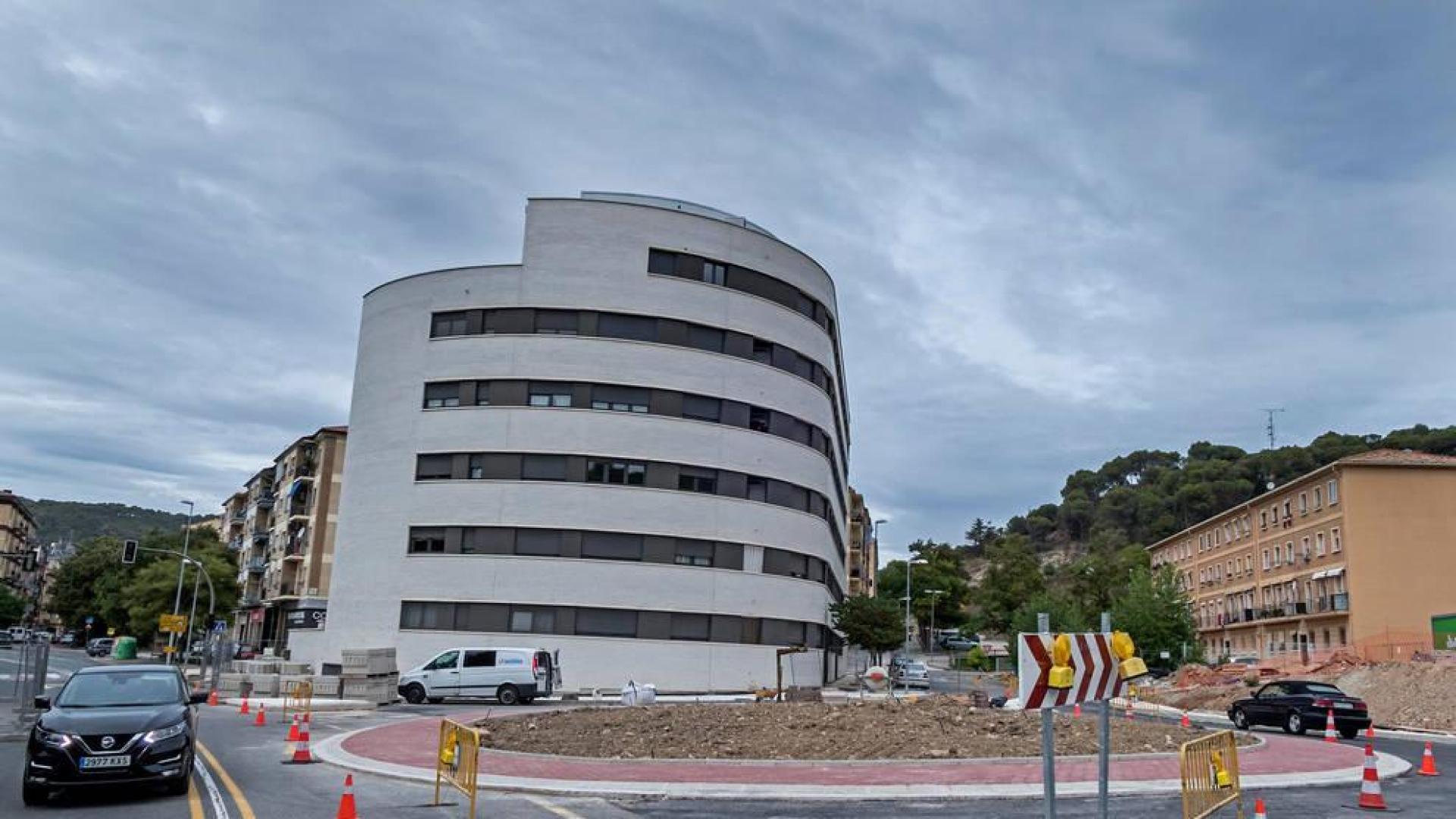 La rotonda de Renolit canaliza desde la semana pasada el acceso de los vehículos a Estella.