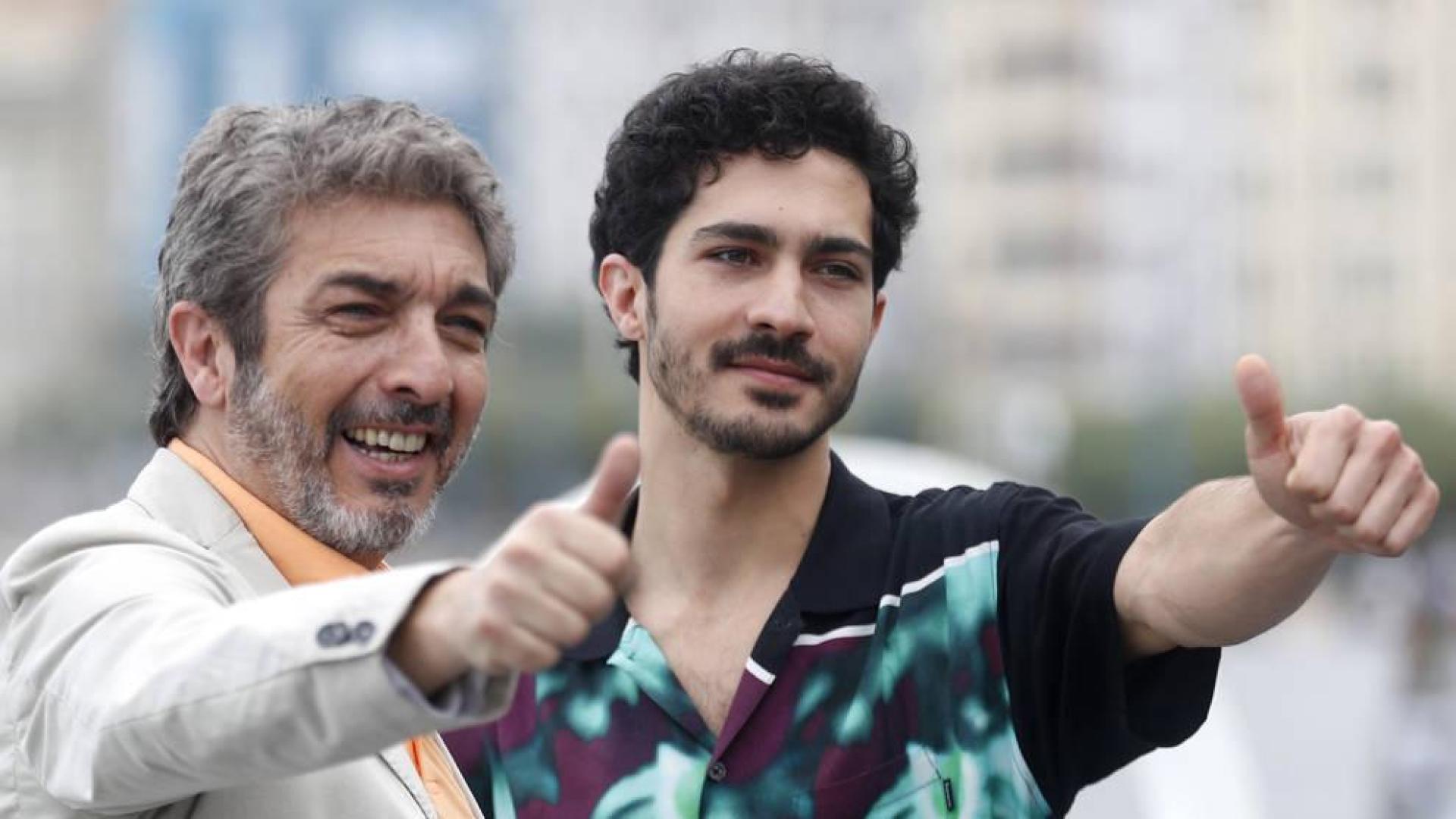 Los actores Ricardo Darín y Chino Darín, posan tras presentar su película 'La odisea de los giles', en el marco del 67 Festival de San Sebastián.
