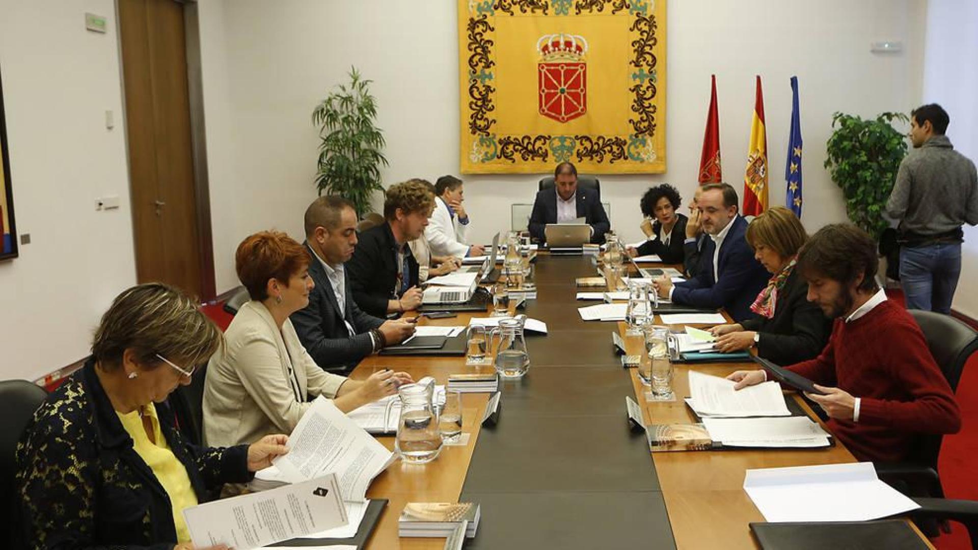 El Gobierno emite informes contra la ley de Símbolos y la derogación del mapa local