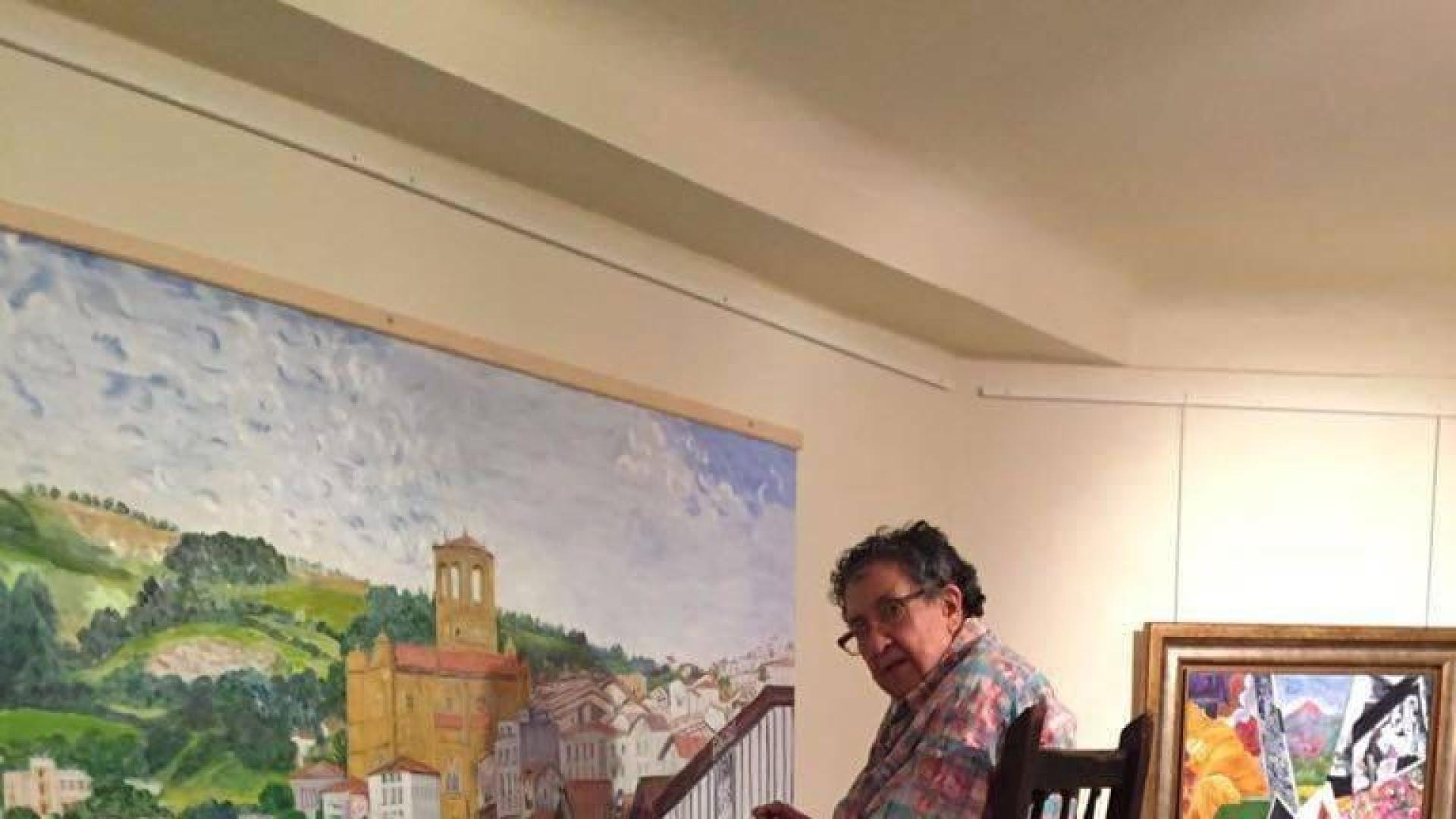 Ana Mari Marín, en su estudio ahora instalado en Elizondo, trabaja en una de sus pinturas