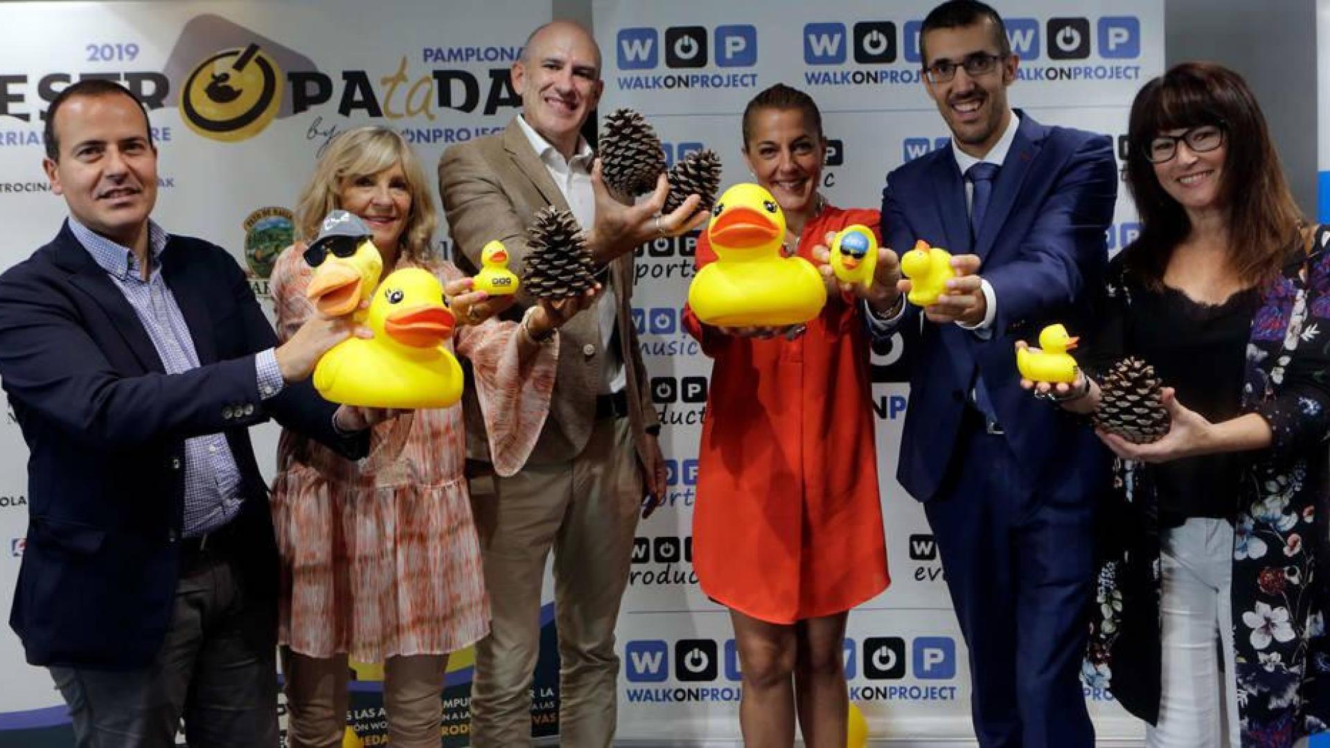 De izda a dcha: Roberto Cámara, director de Navarra TV; María Caballero, concejala de Servicios Sociales, Acción Comunitaria y Deporte del Ayuntamiento de Pamplona; Mikel Renteria, director de WOP; Maite Bazán, de Martiko; David González, director de Negocio de CaixaBank Pamplona Centro; y Belén Galindo, directora de comunicación del Grupo La Información (en representación de Diario de Navarra y Fundación Diario de Navarra).