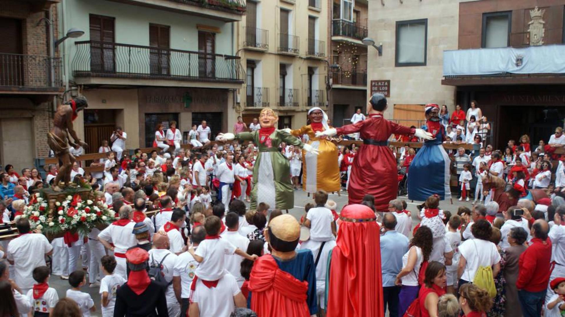 Las figuras de la Comparsa de Gigantes bailan la Jota de Cascante ante la imagen del copatrón de la localidad ribera.