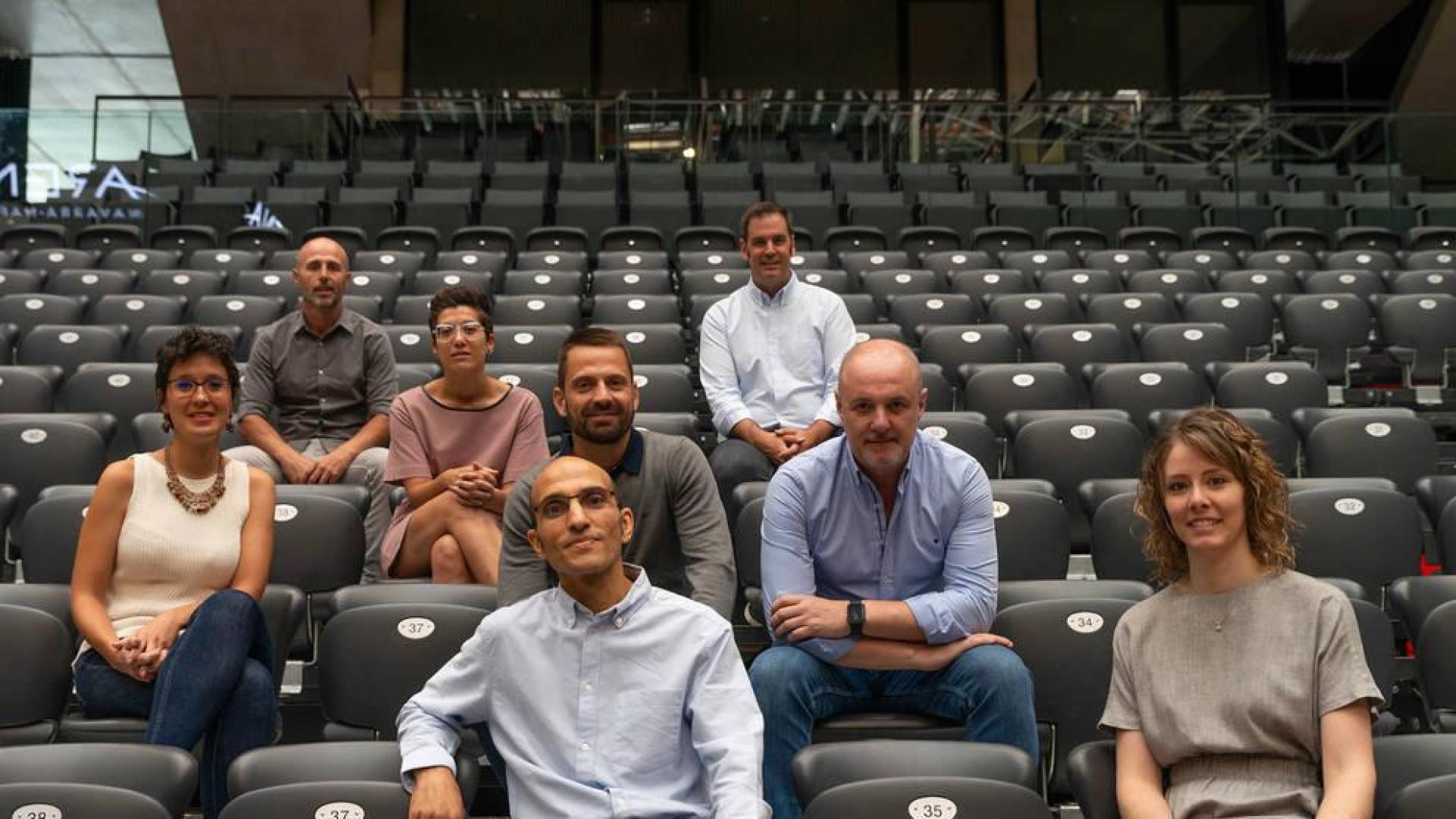“LA FAMILIA” El ocho que hace posible que el Navarra Arena haya recibido a más de 200.000 personas en apenas un año. De atrás hacia adelante: José Luis Berné, Javier de la Fuente, Diana González, Lucía Miguéliz, Moncho Urdiáin, Mikel Azcona, Vincent Poliniere y Sandra Mosquera en una de las gradas del pabellón.