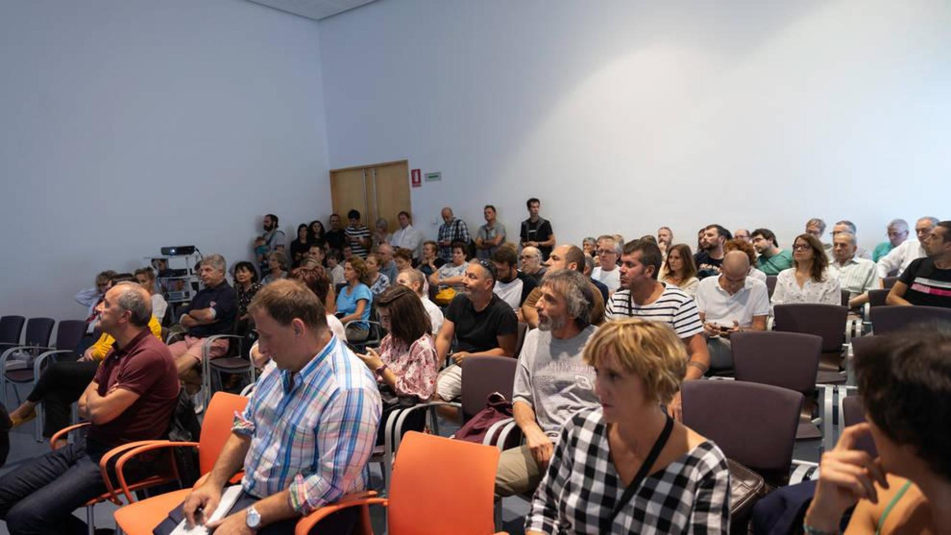 Alrededor de 80 personas acudieron a este encuentro con el alcalde para hablar sobre María Auxiliadora.