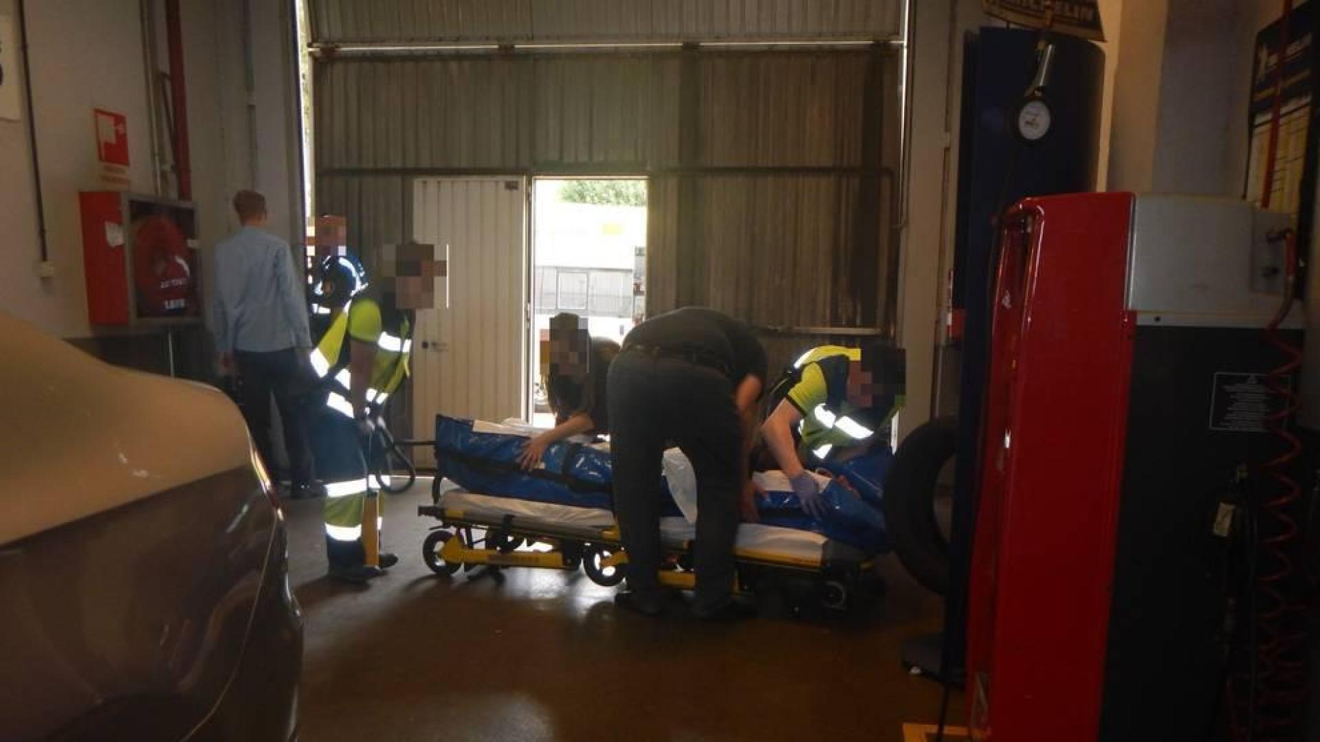 Herido un trabajador al golpearle en la cabeza una puerta metálica en Pamplona