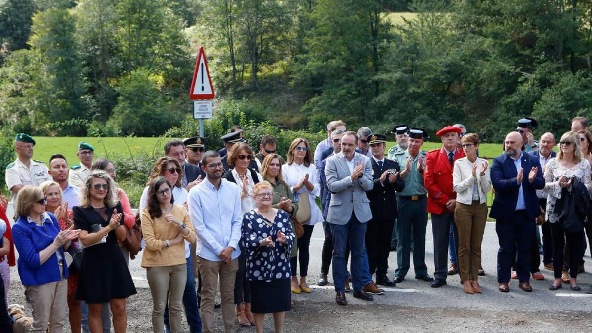 Asistentes al homenaje al cabo de la Guardia Civil Juan Carlos Beiro, asesinado por ETA hace 17 años