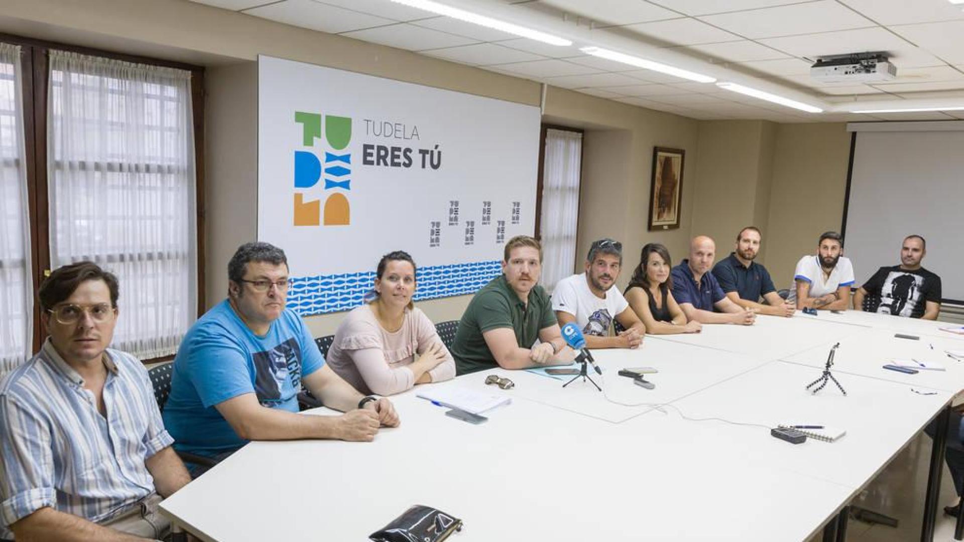 Representantes de la Federación de Peñas y Ayuntamiento que informaron ayer de la suspensión del festival.