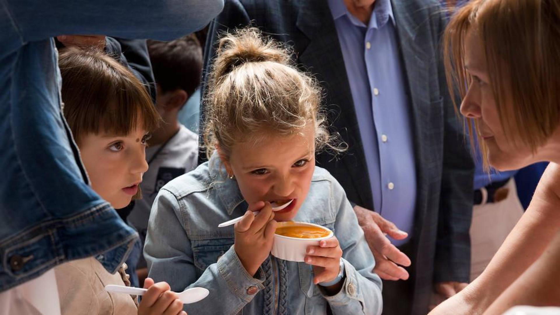 Dos niñas degustan pochas de Sangüesa en la edición de 2017.