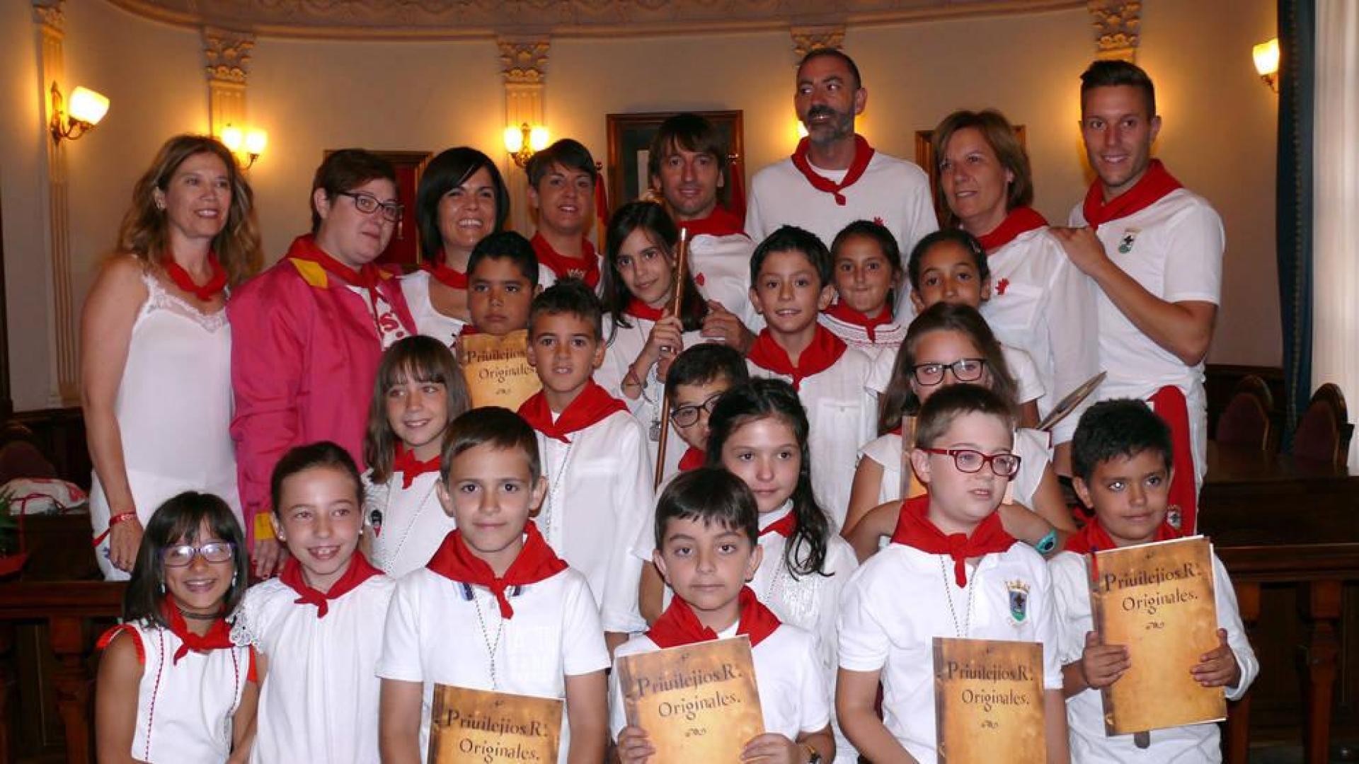 LAS DOS CORPORACIONES. La Corporación Municipal de Corella posó con el Ayuntamiento Infantil tras su constitución