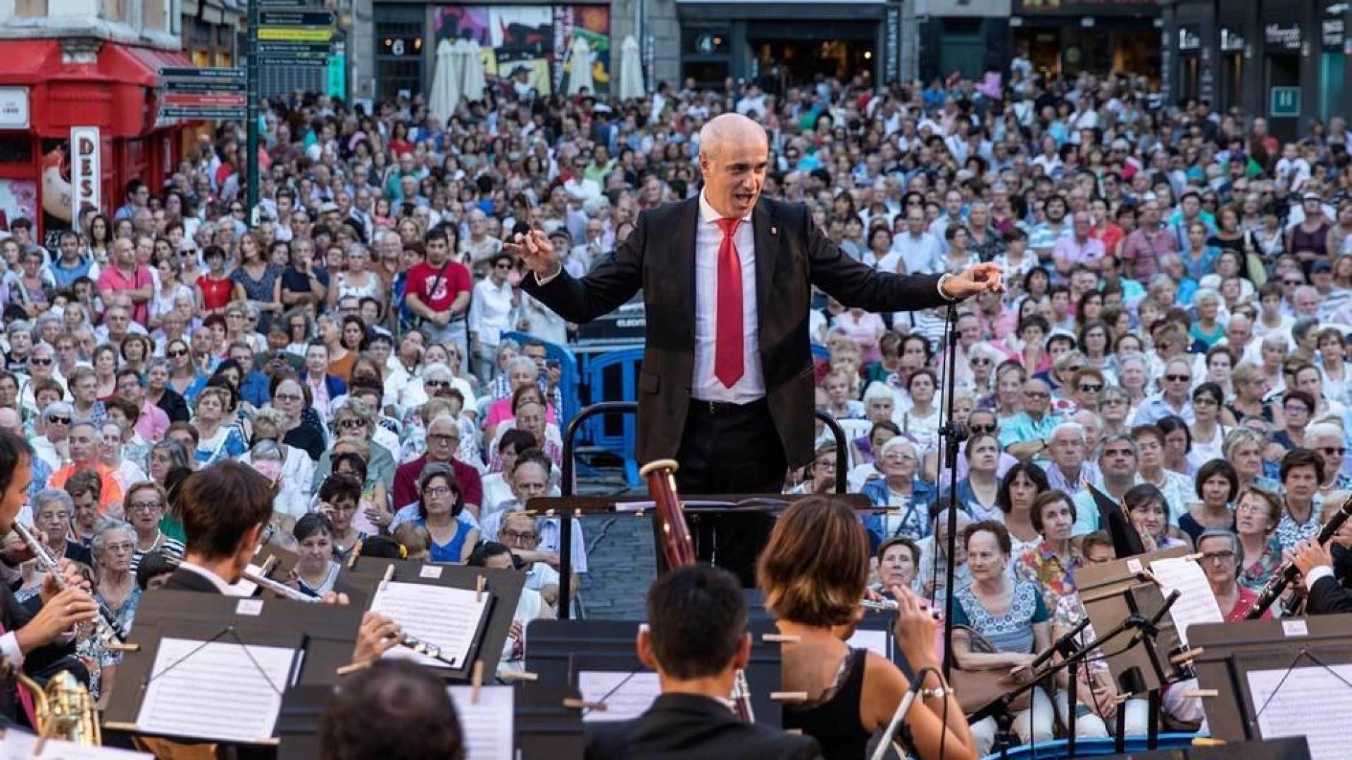 Jesús Garisoain, que lanzará el Chupinazo, al frente de La Pamplonesa en el concierto presanferminero de 2018 en la Plaza Consistorial.