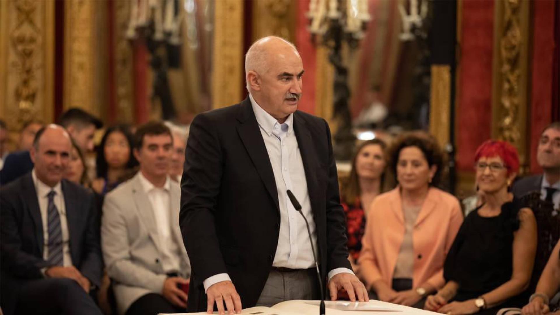 El vicepresidente Aierdi promete su cargo.