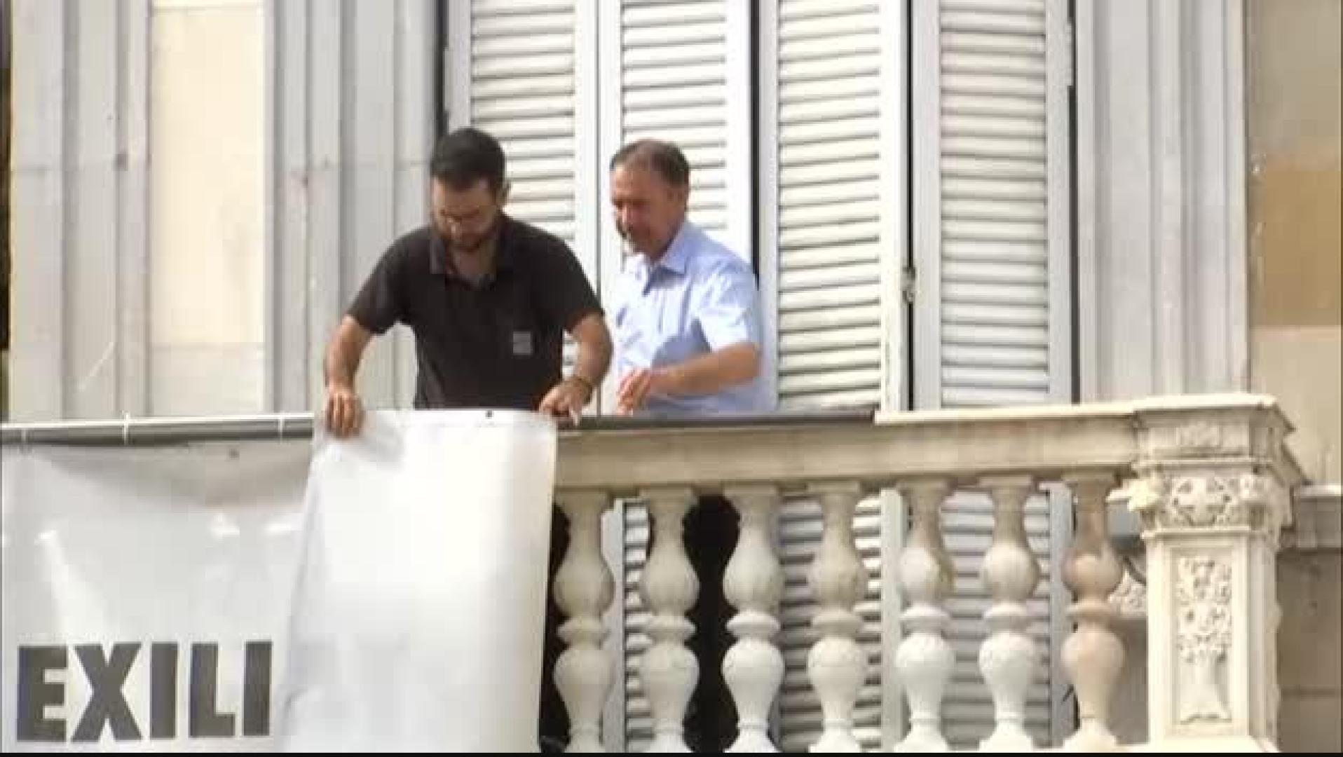 Quitan la pancarta de los presos de la fachada del Palau de la Generalitat