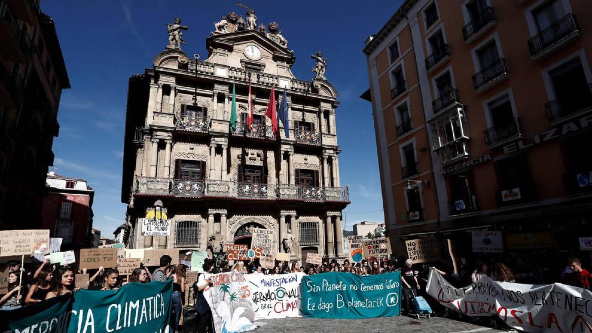 Cientos de personas se concentran en Pamplona por el cambio climático