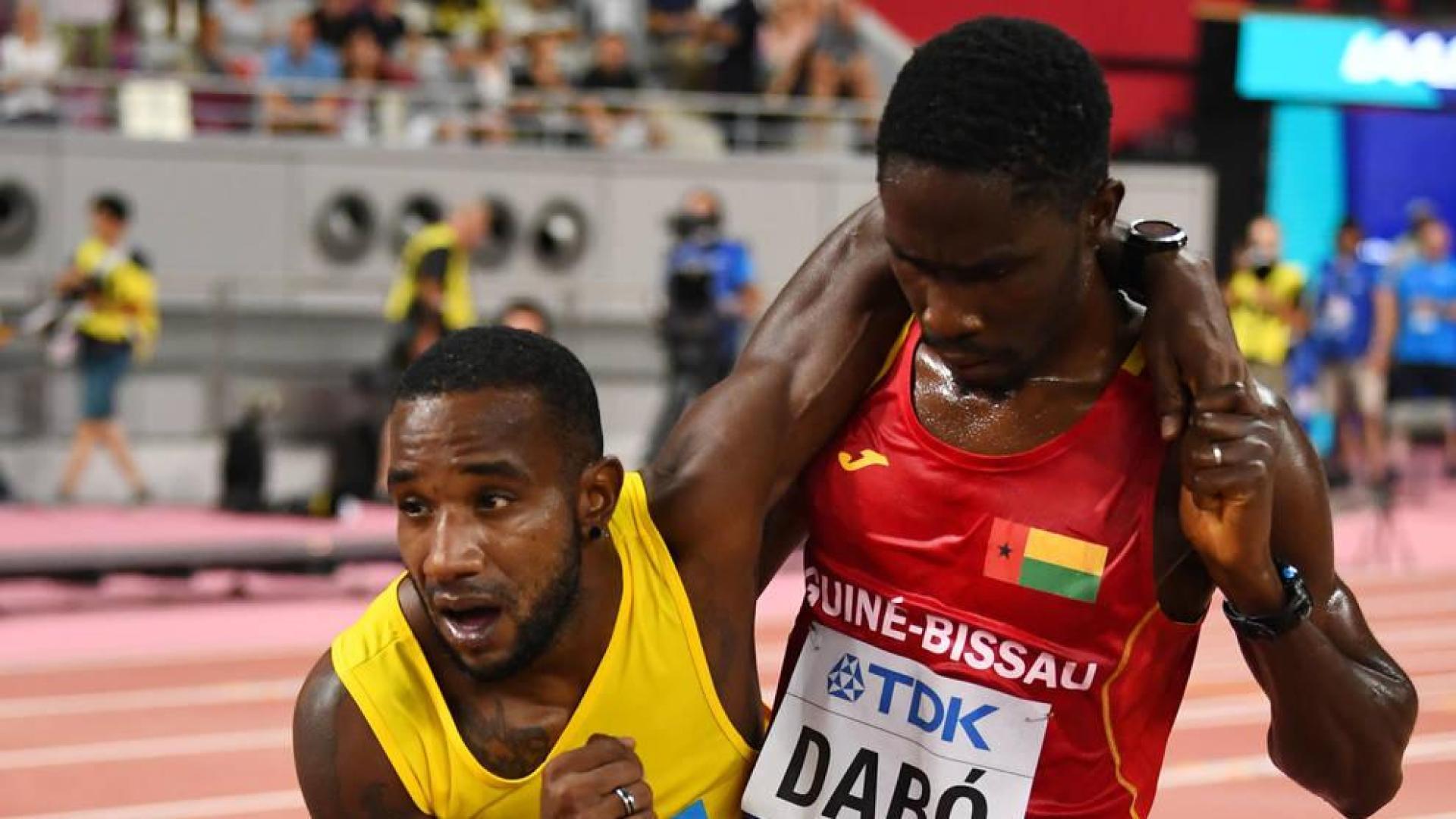 Un atleta guineano, elogiado por ayudar a un rival a cruzar la meta en el 5.000