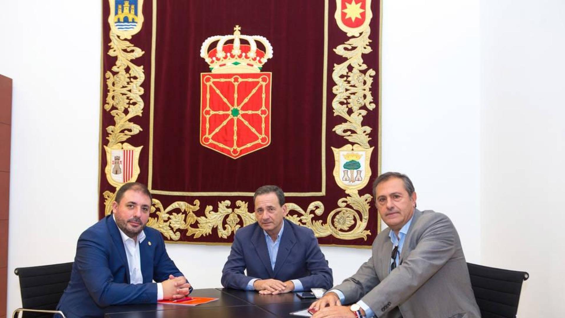 Unai Hualde recibe a Patxi Pérez, de la Asociación de Periodistas de Navarra