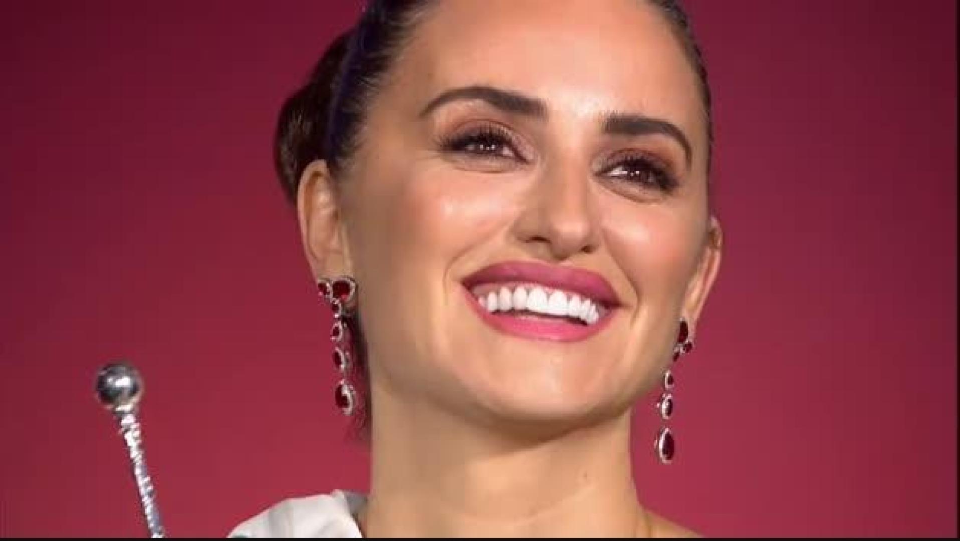 Una emocionada Penélope Cruz recoge el Premio Donostia de manos de su amigo Bono