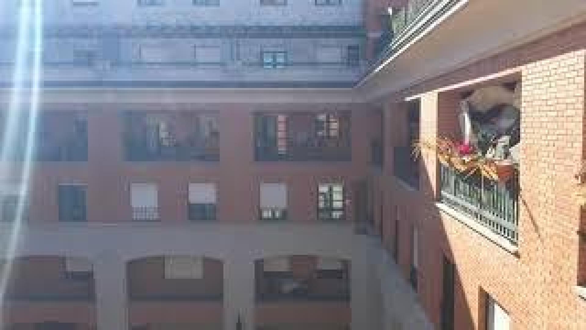 Un vecino de Pamplona acumula basura recogida en contenedores en su piso de Mendebaldea