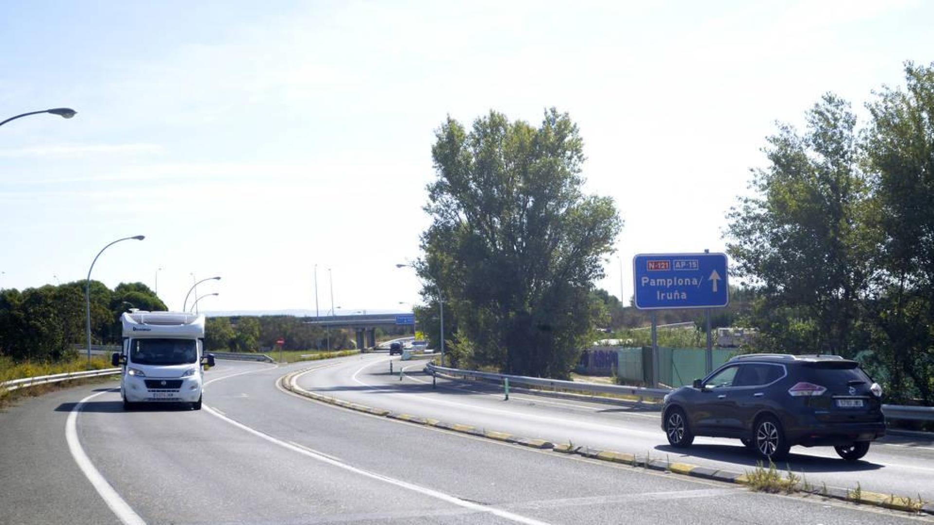Desvío en el acceso de la N-121 a la autopista en dirección Tudela