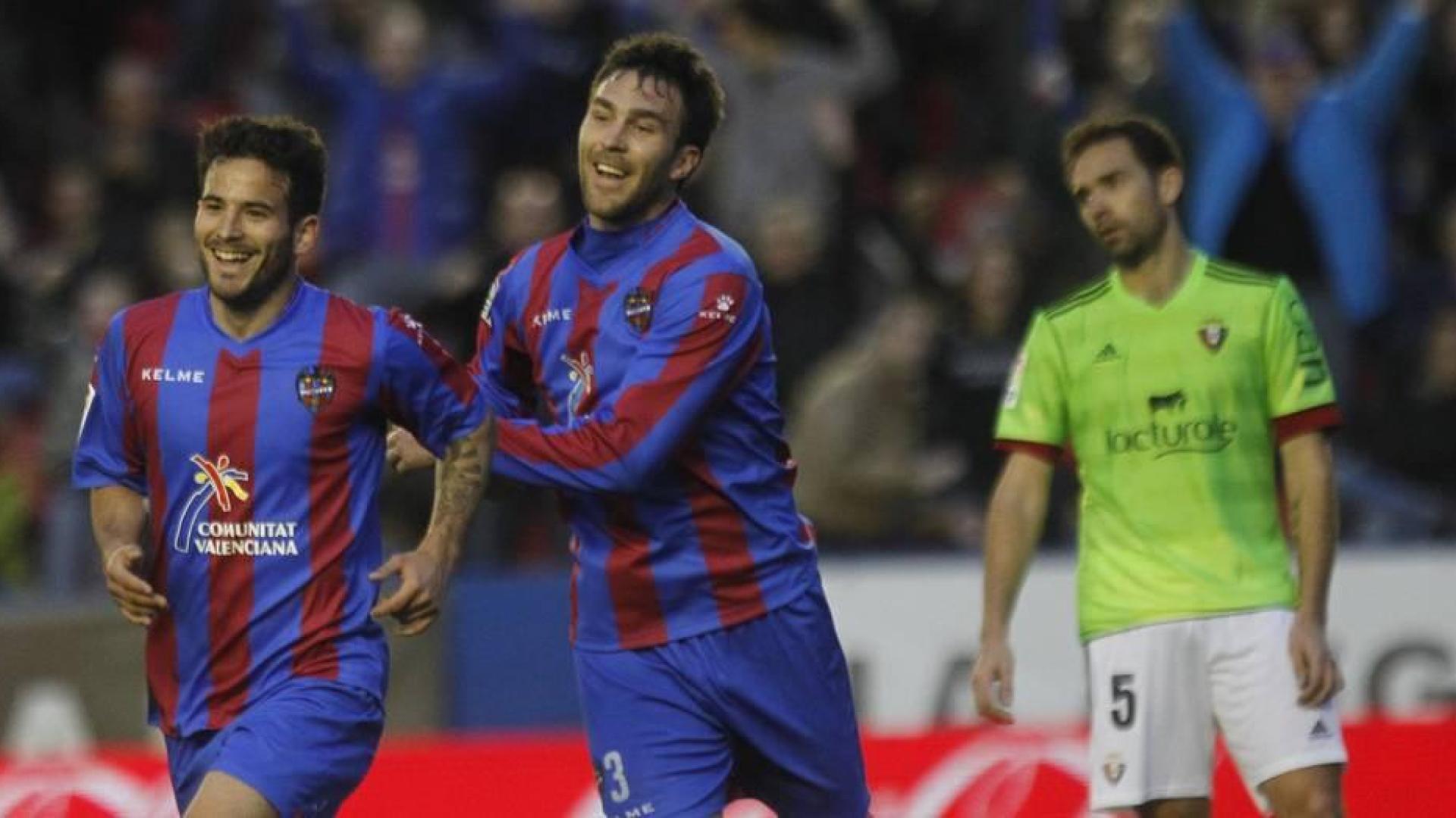 Rubén García celebra en 2014 el gol que marcó a Osasuna, el año del descenso, junto a su compañero Víctor. Detrás, Lolo.