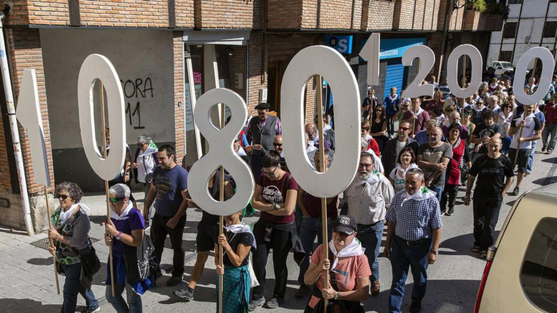 Un grupo de manifestantes, por el centro de Alsasua 'portando' sus reivindicaciones.