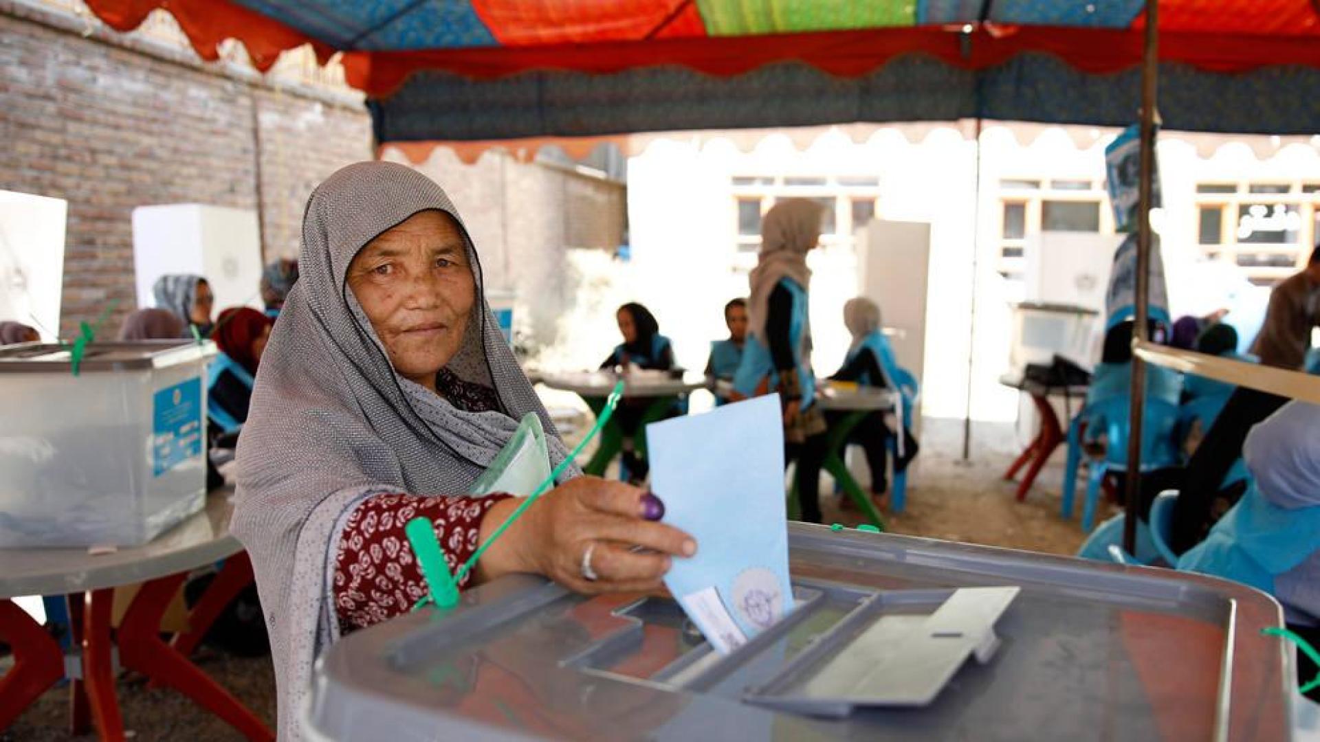 Una mujer vota en Kabul, capital de Afganistán.