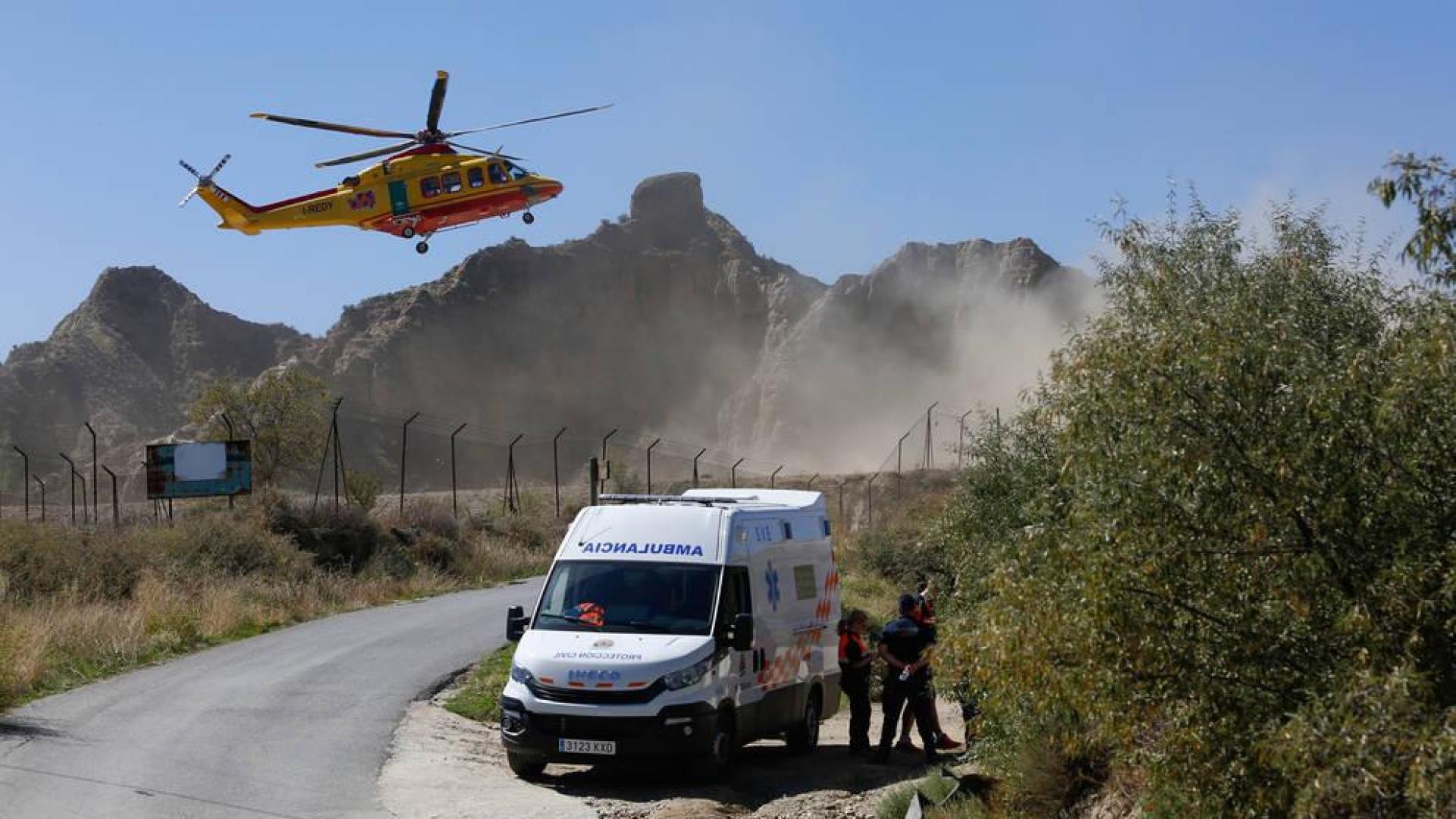 Servicios sanitarios junto al lugar del accidente en la pirotecnia de Guadix.