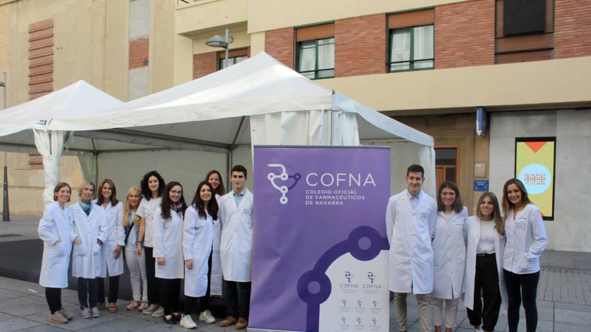 Farmacéuticos, en la carpa instalada en la confluencia de las calles Tudela y García Ximénez de Pamplona.