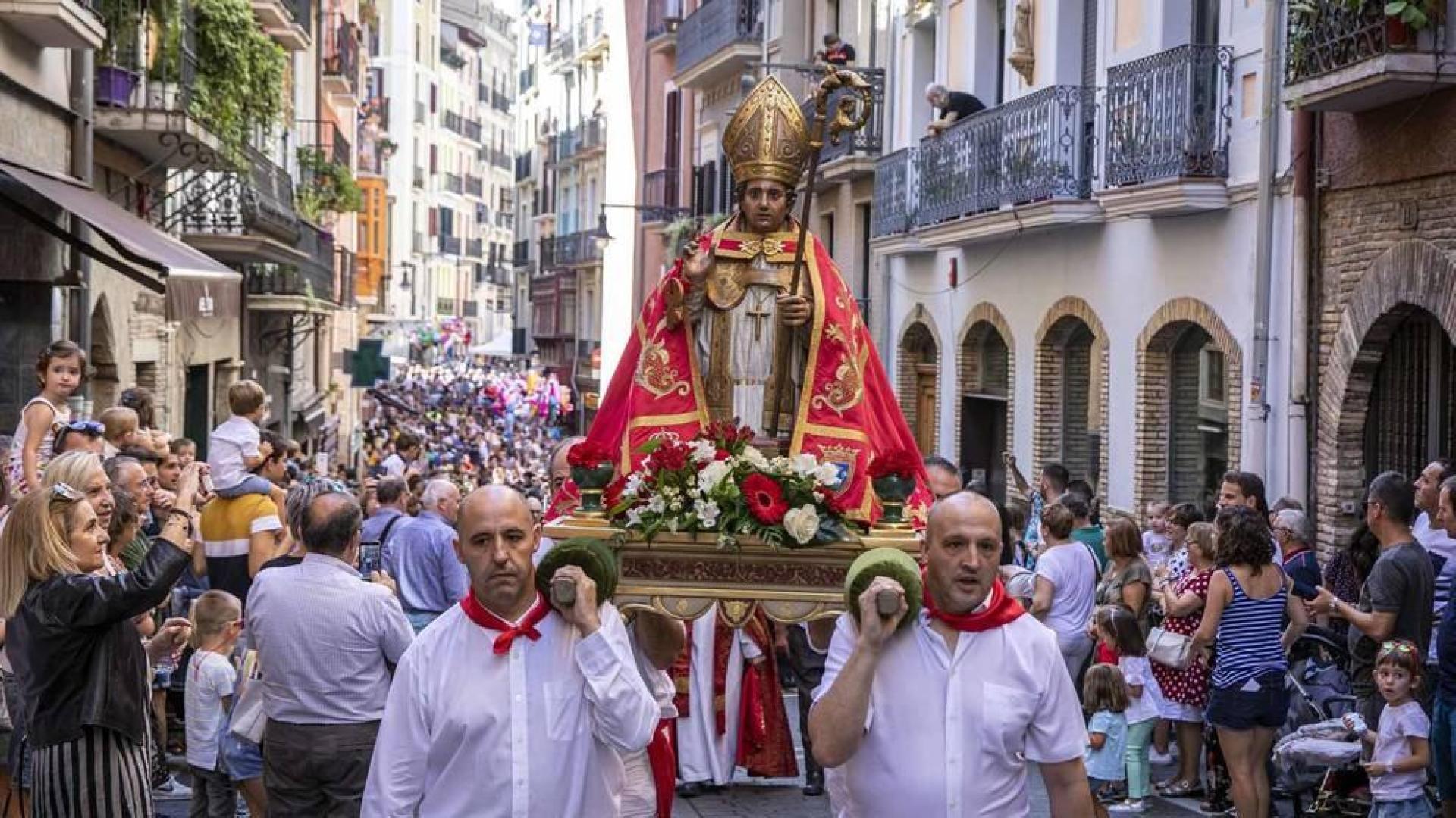 Todas las fotos de la salida de la Comparsa de Gigantes y Cabezudos en San Fermín Txikito.